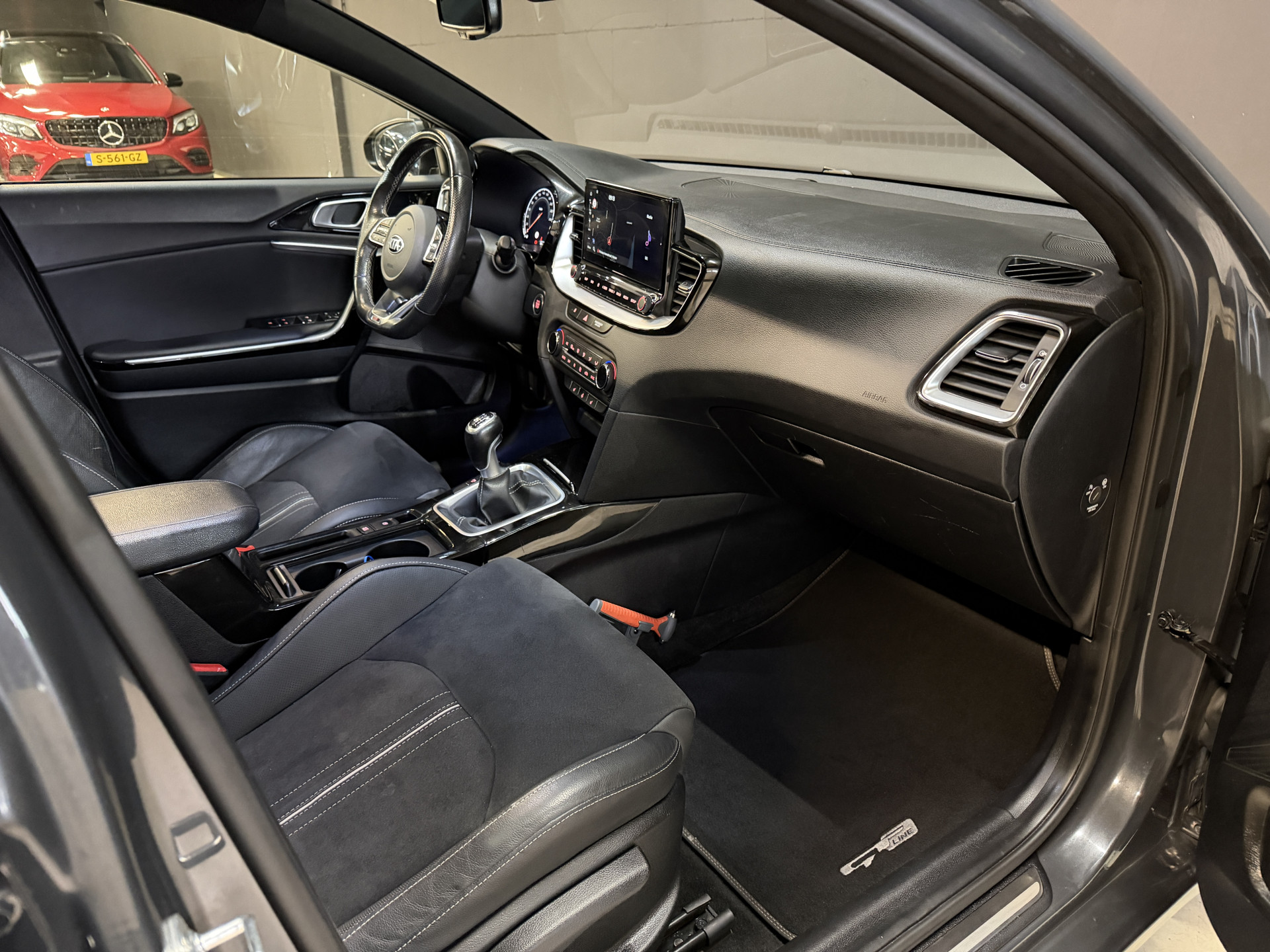 Kia Ceed Sportswagon 1.0 T-GDi GT-Line | Panoramadak | Dealer onderhouden | Camera | Afn. Trekhaak | Stoel/stuurverwarming | Carplay