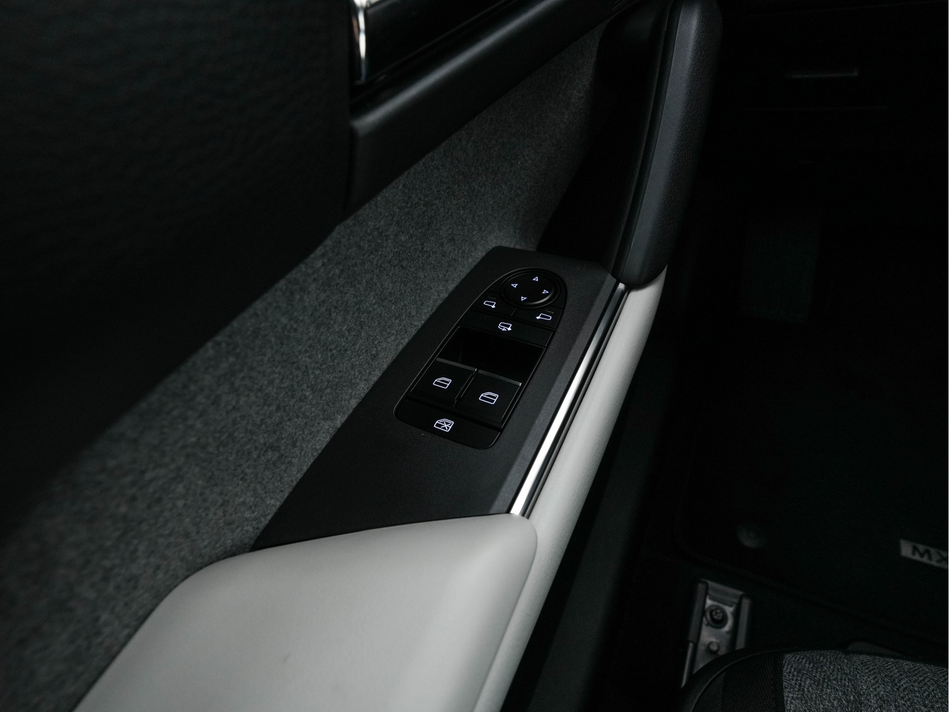 Mazda MX-30 e-SkyActiv EV 145 Advantage 36 kWh ( Fase-3 ) {SOH-100%} Aut. *HEAD-UP | ADAPTIVE-CRUISE | BLIND-SPOT | FULL-LED | HEATED-COMFORTSEATS | CAMERA | KEYLESS | DAB+ | DIGI-COCKPIT | SHIFT-PADDLES | NAVI-FULLMAP | ECC | PRIVACY-GLASS | PDC | 18''AL