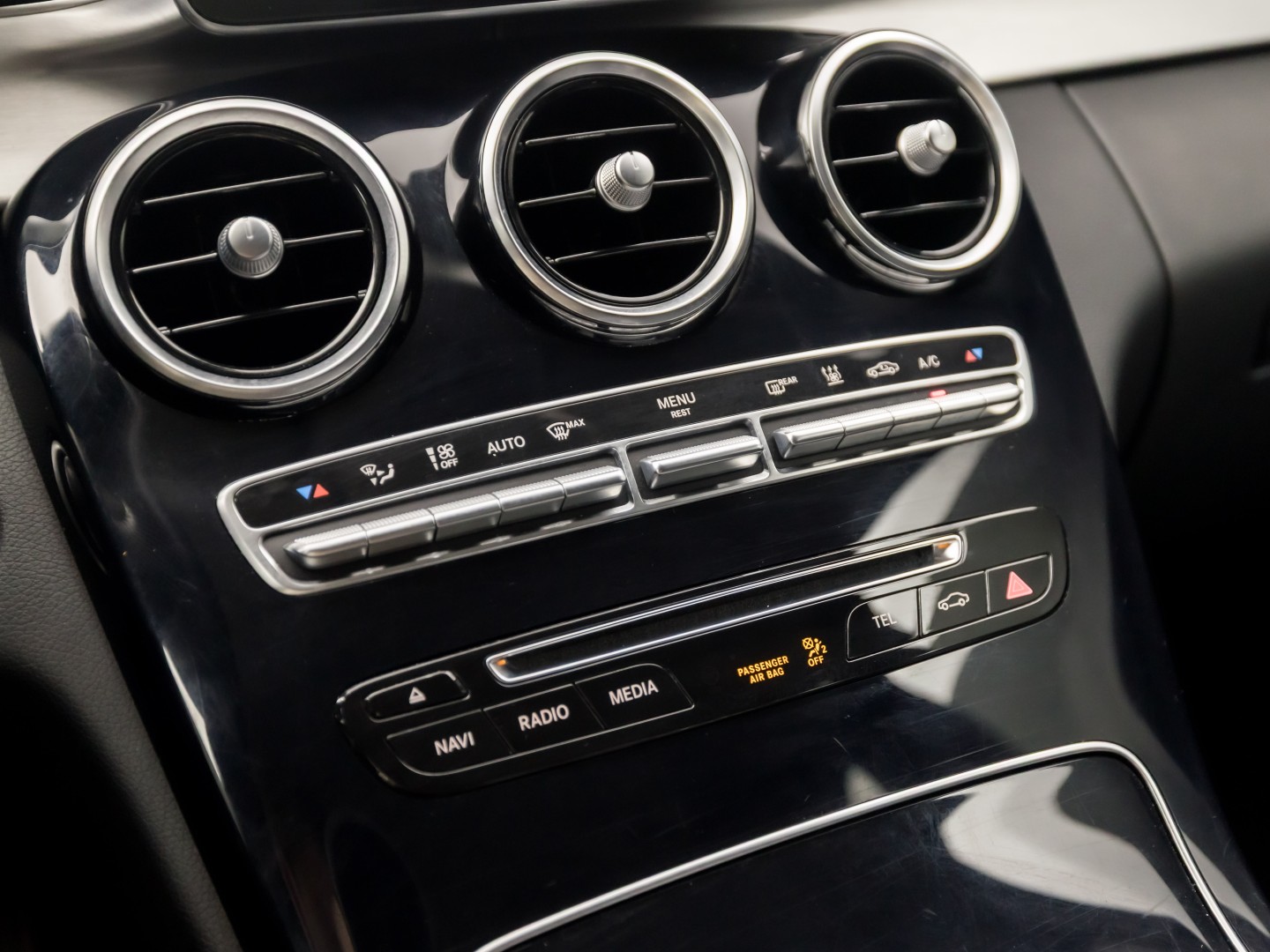 Mercedes-Benz C-Klasse 350 e AMG Sport 279Pk Automaat (NAVIGATIE, LUCHTVERING, ORG. NL, GETINT GLAS, ELEK SPORTSTOELEN, LEDER, CRUISE, KEYLESS START, TREKHAAK, NIEUWSTAAT)
