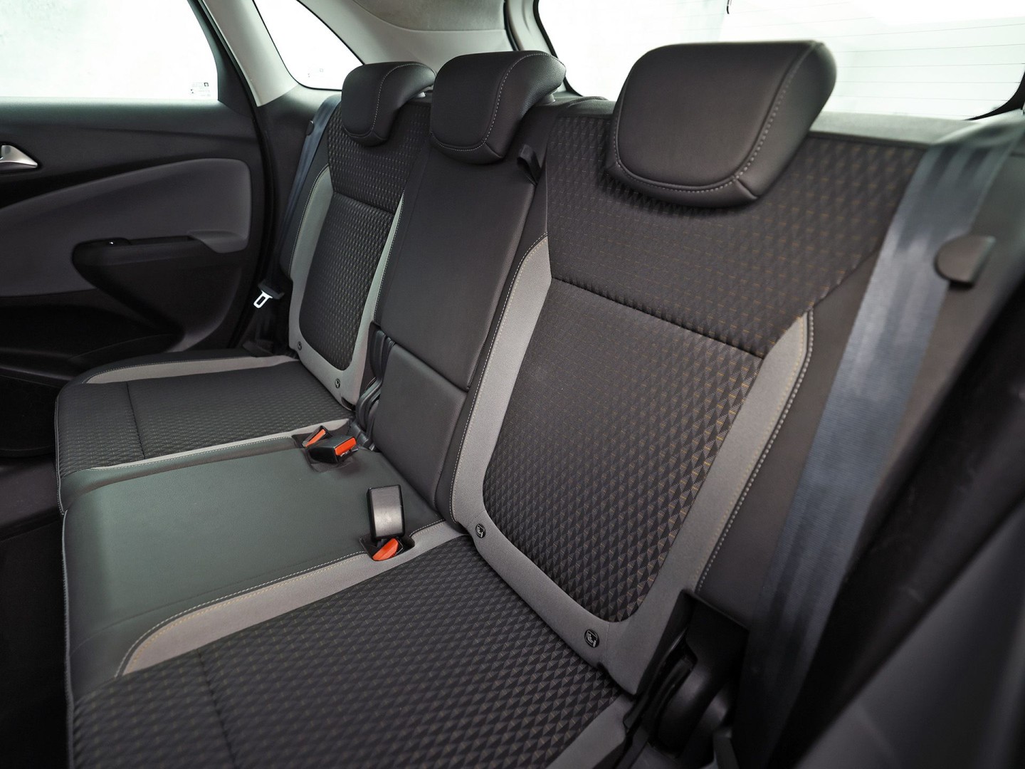 Opel Crossland X 1.2 Turbo Innovation (APPLE CARPLAY, GROOT NAVI, CLIMATE, STUUR/STOELVERWARMING, 360 CAMERA, SPORTSTOELEN, GETINT GLAS, CRUISE, LM VELGEN, NIEUWSTAAT)
