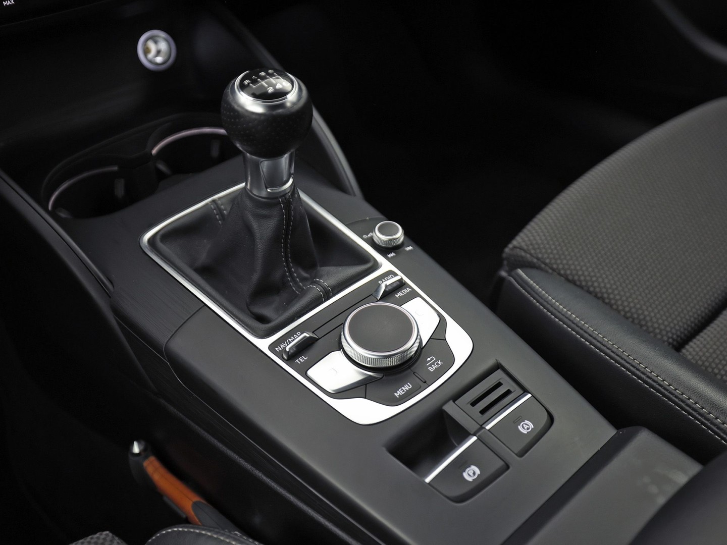 Audi A3 Limousine 1.0 TFSI S-Line Sport (2X S-LINE, GROOT NAVI, CLIMATE, DYNAMISCHE KNIPPERLICHTEN, SPORTSTOELEN, LEDER, GETINT GLAS, NIEUWE APK, NIEUWSTAAT)