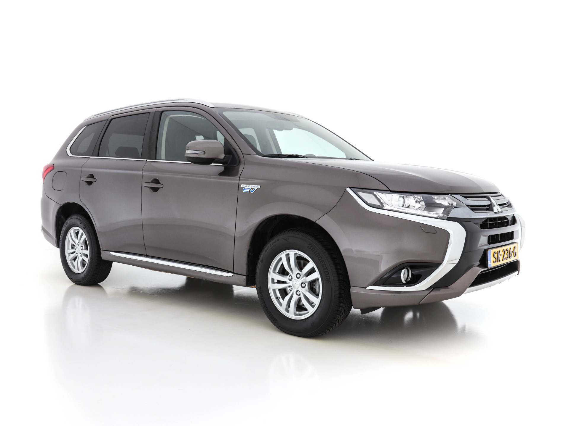 Mitsubishi Outlander 2.0 Plug-in Hybrid AWD (INCL-BTW)  *MICROFIBRE-LEATHER | NAVI-FULLMAP | KEYLESS | DAB | CAMERA | ECC | CRUISE | CARPLAY | PRIVACY-GLASS | TOWBAR | SHIFT-PADDLES | 16"ALU*