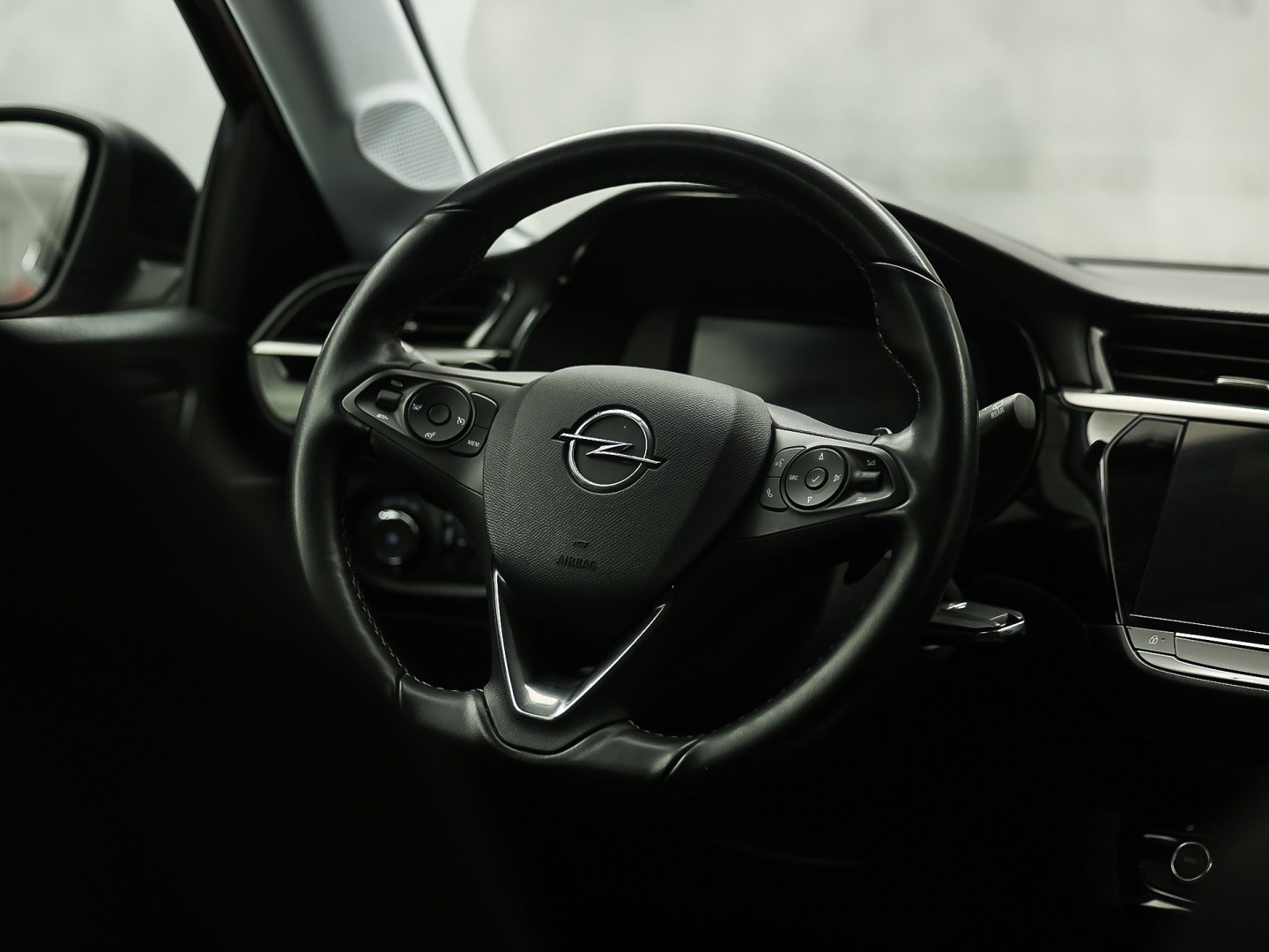 Opel Corsa 1.2 Elegance Sport Automaat (VIRTUAL COCKPIT, APPLE CARPLAY, GROOT NAVI, 360 CAMERA, SPORTSTOELEN, GETINT GLAS, LM VELGEN, LEDER STUURWIEL, NIEUWSTAAT)