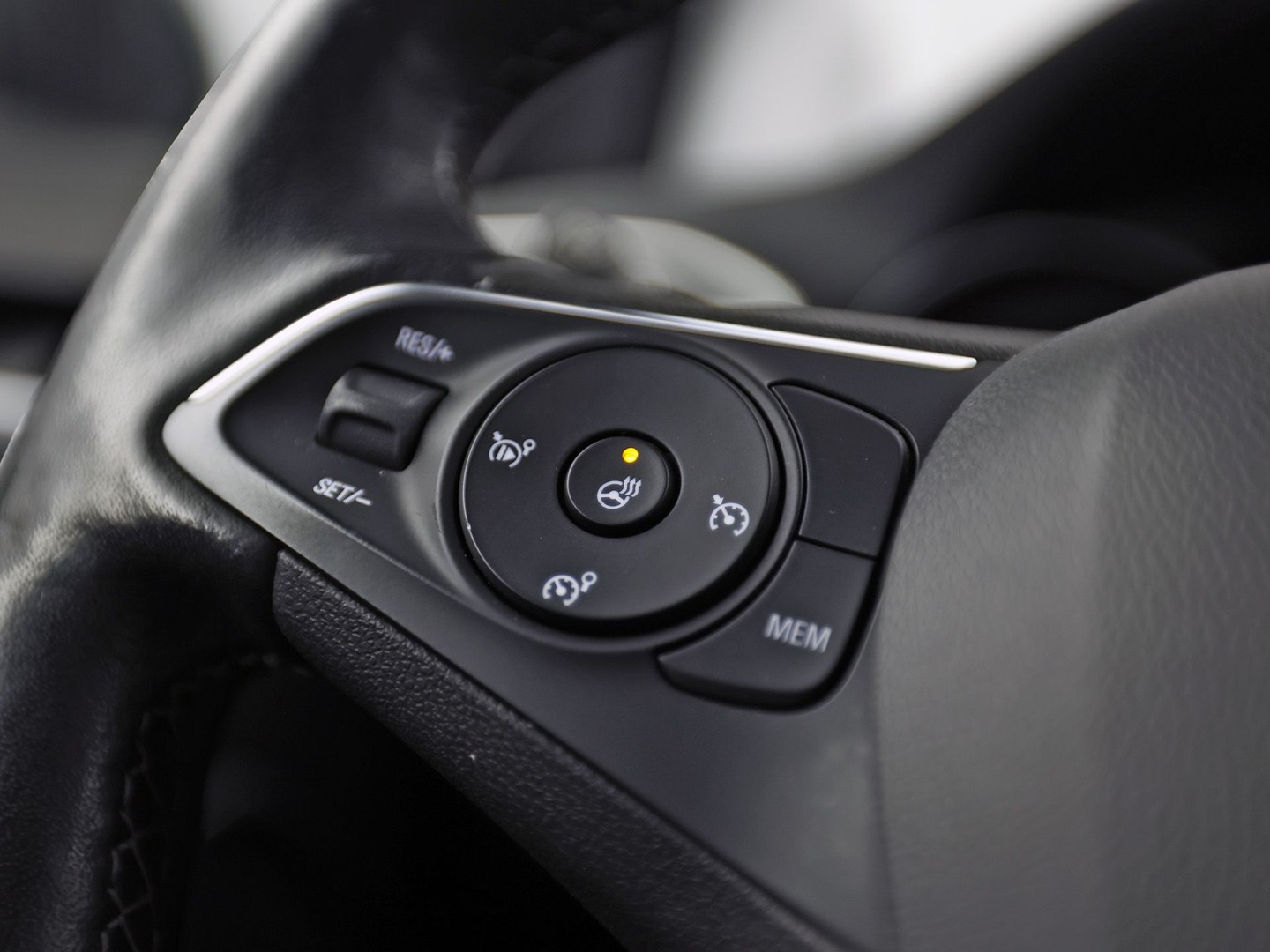 Opel Crossland 1.2 Turbo Elegance (APPLE CARPLAY, GROOT NAVI, CLIMATE, STUUR/STOELVERWARMING, SPORTSTOELEN, TREKHAAK, GETINT GLAS, CRUISE, NIEUWSTAAT)