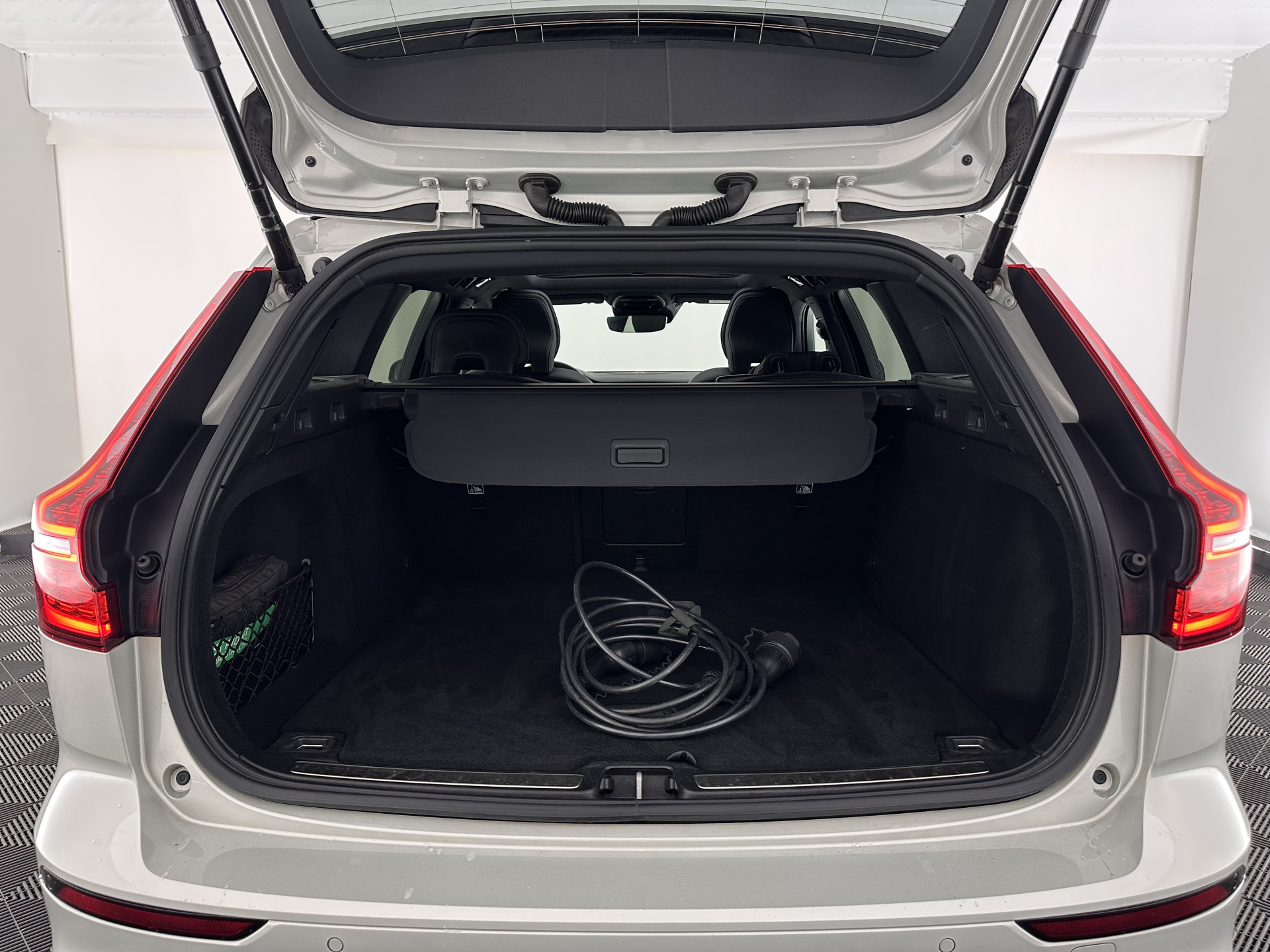 Volvo V60 2.0 T6 Recharge AWD R-Design (Plug-in) (INCL.BTW) Aut. *PANO | HEAD-UP | LEATHER-FABRIC | FULL-LED | MEMORY-PACK | HARMAN/KARDON | DIGI-COCKPIT | HEATED-SPORTSEATS | KEYLESS | DAB+ | NAVI-FULLMAP | PDC | CRUISE | TOWBAR | 19''ALU*