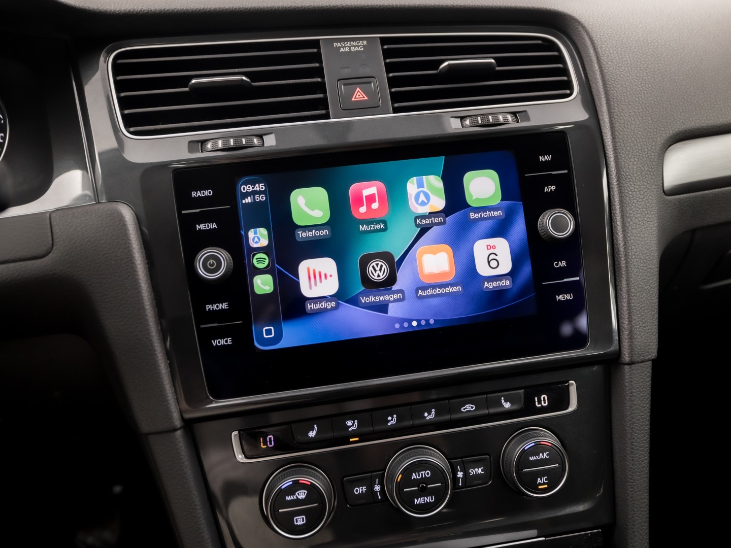 Volkswagen Golf 1.0 TSI Sportline (APPLE CARPLAY, GROOT NAVI, ALCANTARA, DYNAMISCHE KNIPPERLICHTEN, SPORTSTOELEN, STOELVERWARMING, ADAPTIVE CRUISE, PARKEERSENSOREN, NIEUWSTAAT)