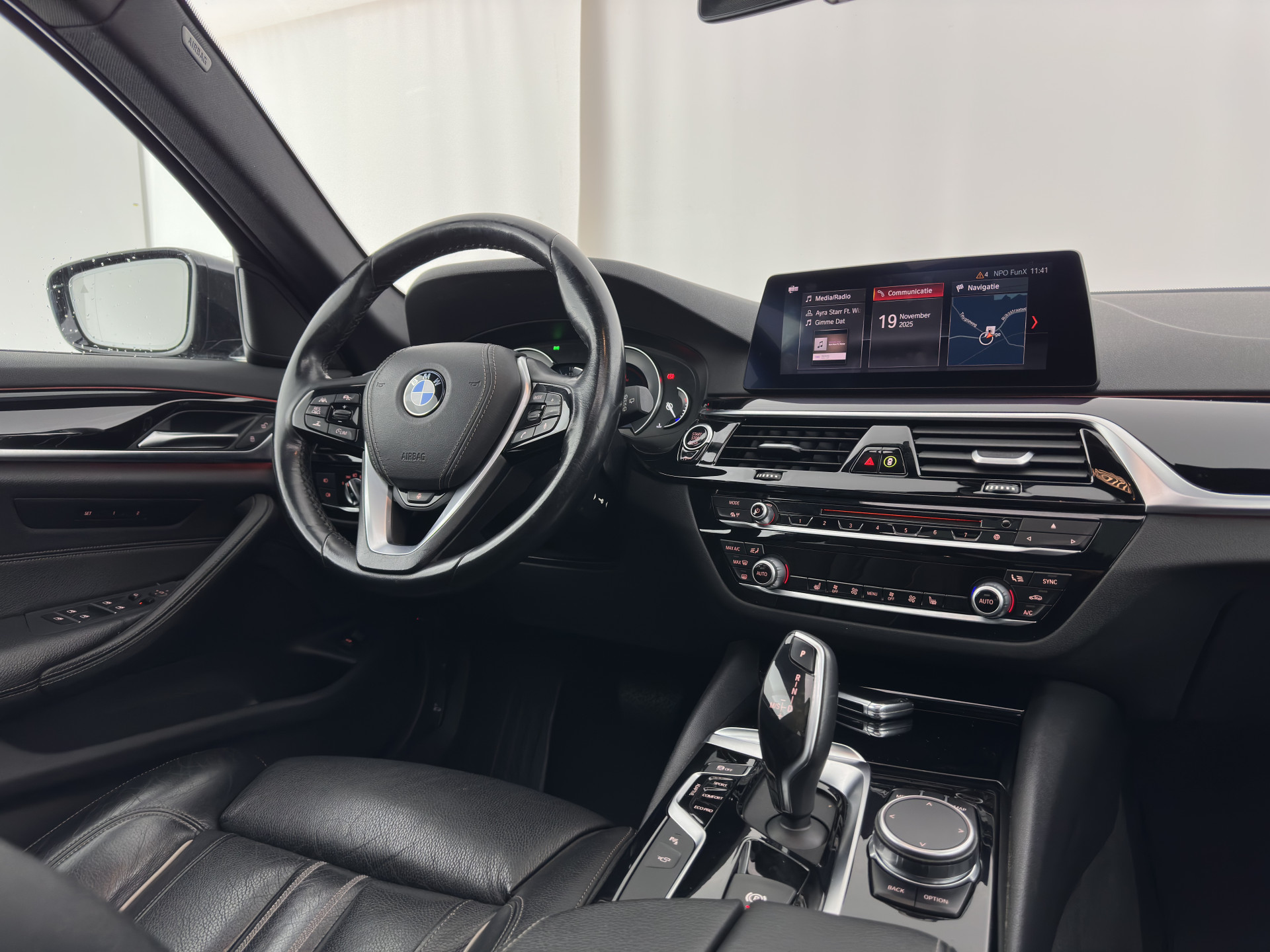 BMW 5-serie Touring 530d Sportline High Executive Aut. *PANO | LEATHER | FULL-LED | MEMORY-PACK | TOP-VIEW | HEATED-COMFORTSEATS | NAVI-FULLMAP | PRIVACY-GLASS | AMBIENT-LIGHT | ECC | CARPLAY | PDC | TOWBAR | SHIFT-PADDLES | 20"ALU*