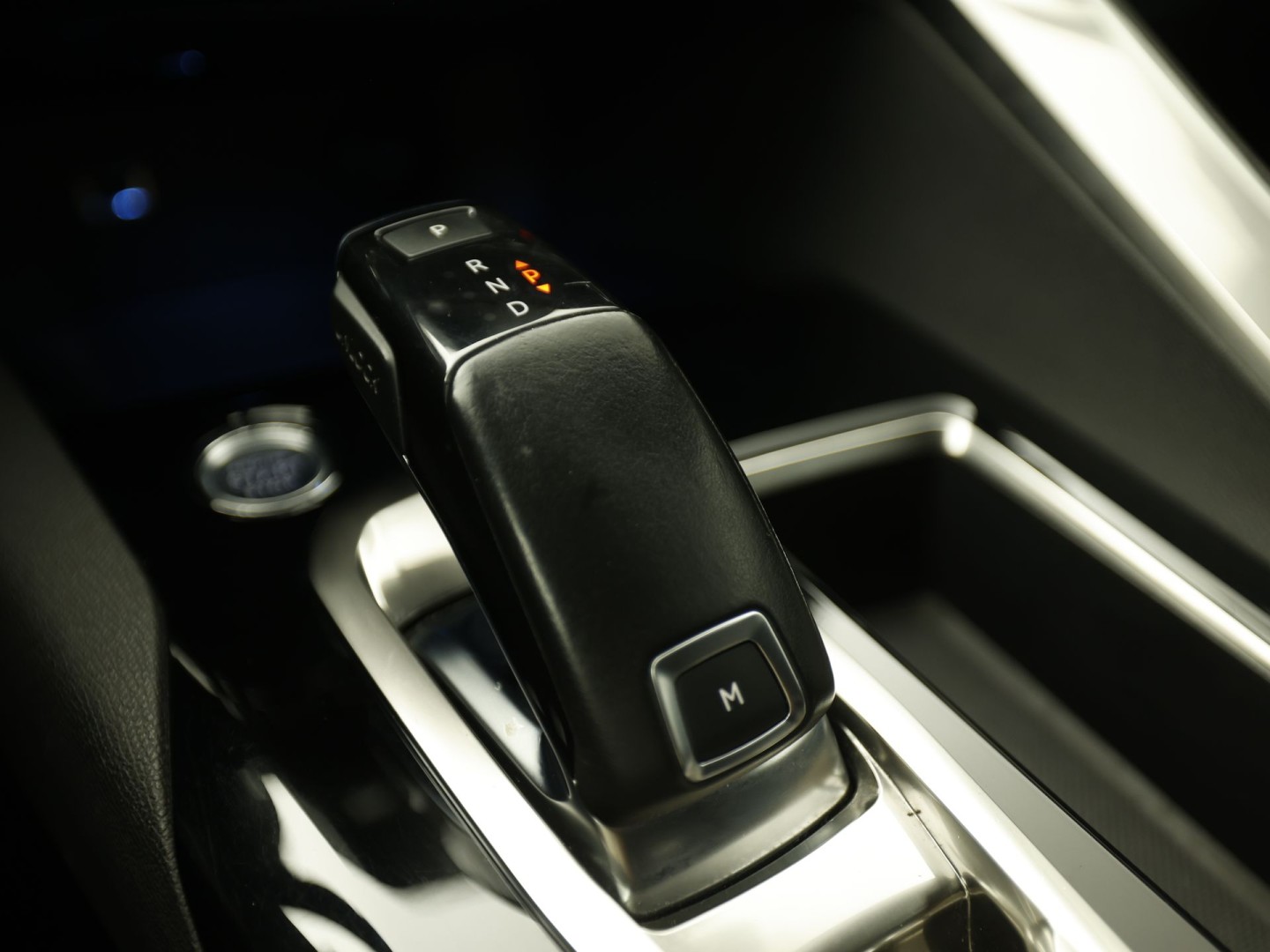 Peugeot 3008 1.2 PureTech Allure Sport Automaat (APPLE CARPLAY, GROOT NAVI, 360 CAMERA, STOELVERWARMING, LEDER, SPORTSTOELEN, ADAPTIVE CRUISE, GETINT GLAS, KEYLESS, NIEUWSTAAT)