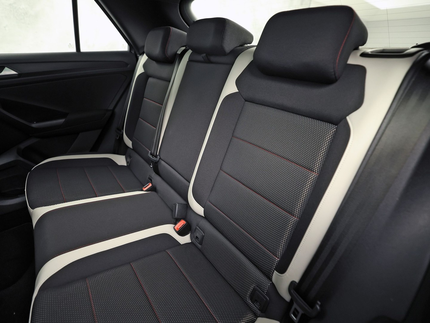 Volkswagen T-Roc 1.5 TSI Sport (NAP, APPLE CARPLAY, VIRTUAL DASHBOARD, PANORAMADAK, SPORTSTOELEN, CLIMATE,  NIEUWE APK, NIEUWSTAAT)