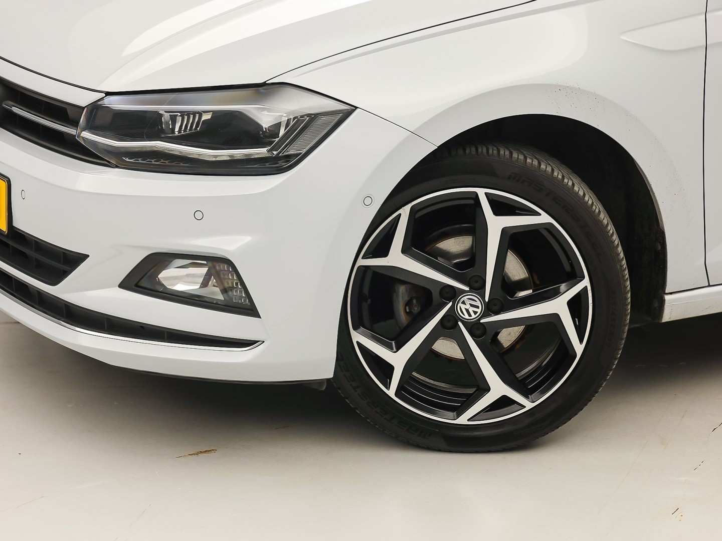 Volkswagen Polo 1.0 TSI Sportline Automaat (VIRTUAL COCKPIT, APPLE CARPLAY, GROOT NAVI, CLIMATE, CAMERA, STOELVERWARMING, SPORTSTOELEN, GETINT GLAS, KEYLESS START, ADAPTIVE CRUISE, NIEUWSTAAT)