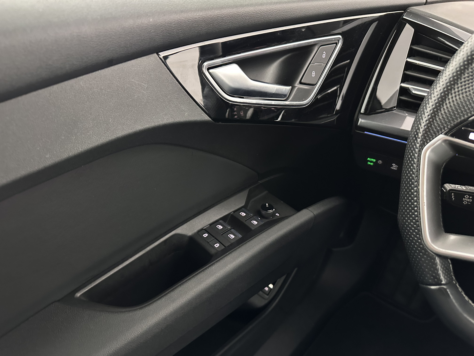 Audi Q4 e-tron 40 S-edition 77 kWh [ 3-Fase-11kW ] {SOH-89%} (INCL-BTW) *HEATPUMP | LEATHER-FABRIC | MATRIX-LED | ADAPTIVE-CRUISE | HEATED-SPORTSEATS | AMBIENTLIGHT | DIGI-COCKPIT | CAMERA | KEYLESS | DAB+ | NAVI-FULLMAP | TOWBAR | PRIVACYGLASS | 20"AL