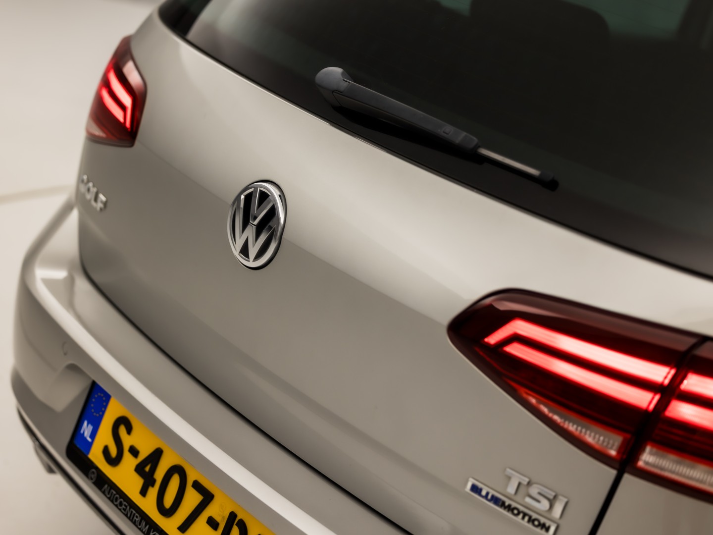 Volkswagen Golf 1.5 TSI 131PK Sportline (APPLE CARPLAY, GROOT NAVI, 4 CILINDER, CLIMATE, LED KOPLAMPEN, STOELVERWARMING, SPORTSTOELEN, GETINT GLAS, LM VELGEN, ADAPTIVE CRUISE, PARKEERSENSOREN, NIEUWSTAAT)