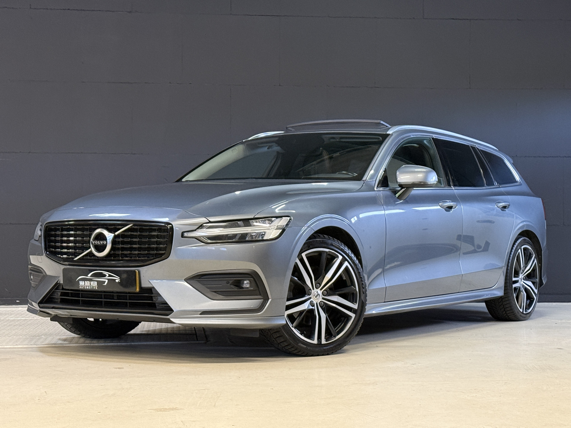 Volvo V60 2.0 B4 Business Pro | R-Design | Stoel/Stuurverwarming | Camera | Navi | Panoramadak
