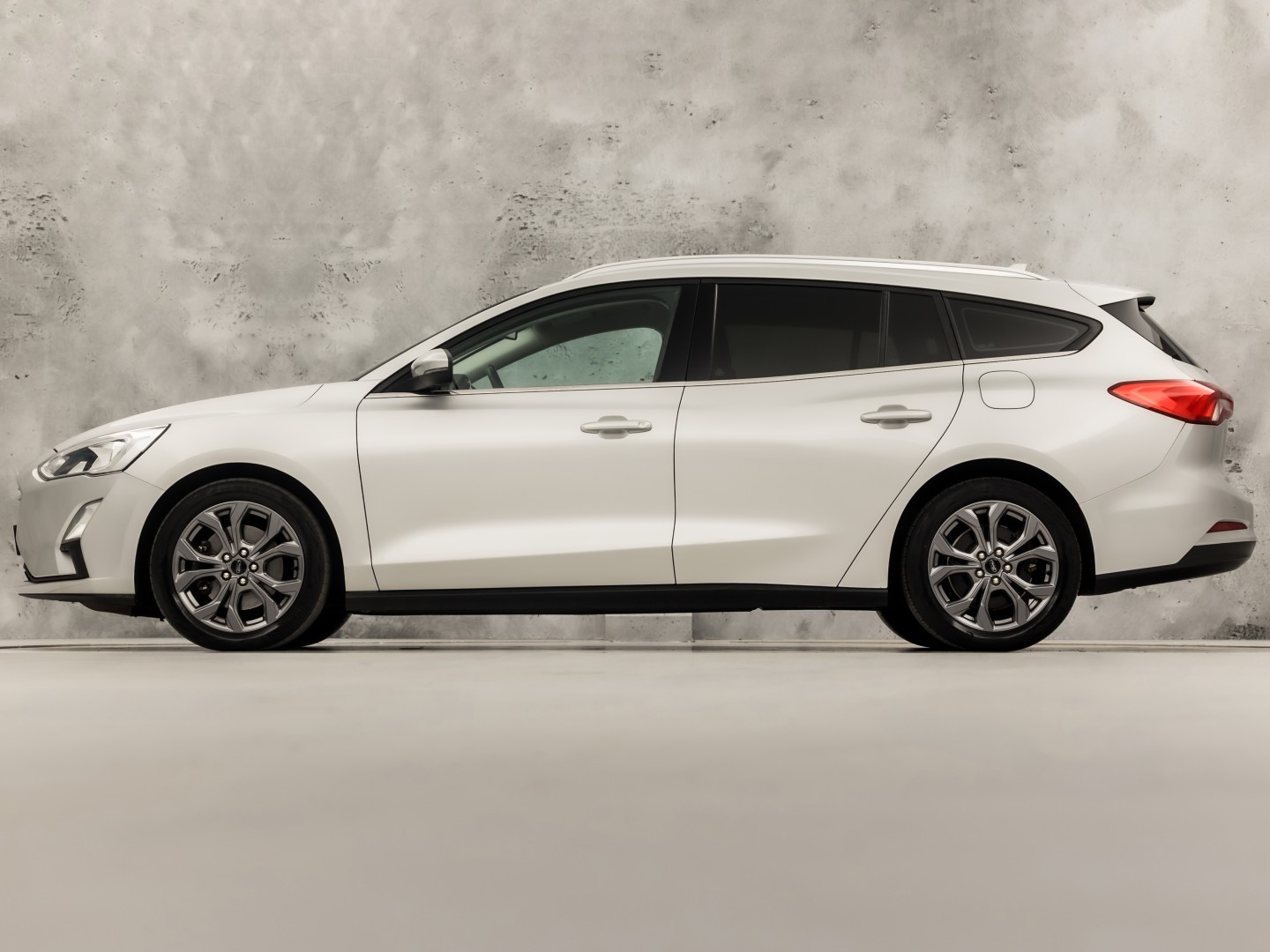 Ford Focus Wagon 1.0 EcoBoost Titanium Sport (APPLE CARPLAY, GROOT NAVI, STUUR/STOELVERWARMING, KEYLESS, SPORTSTOELEN, GETINT GLAS, LM VELGEN, CRUISE, NIEUWSTAAT)