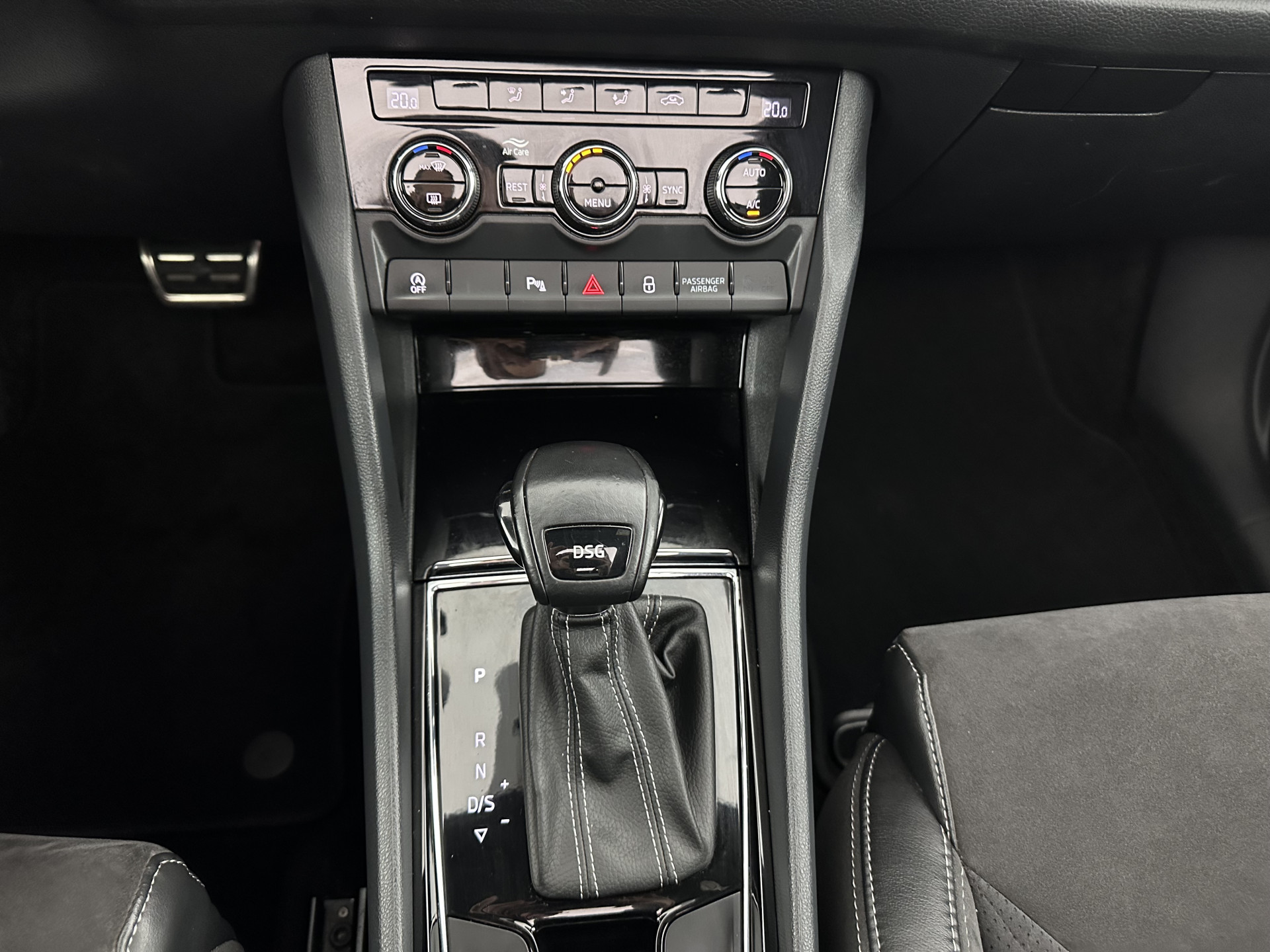 ŠKODA Kodiaq 1.5 TSI Sportline Business (INCL-BTW) Aut. *PANO | LEATHER-MICROFIBRE | FULL-LED | MEMORY-PACK | DIGI-COCKPIT | NAVI-FULLMAP | CAMERA | DAB+ | AMBIENT-LIGHT | KEYLESS | DAB+ | CARPLAY | PRIVACY-GLASS | 20"ALU*