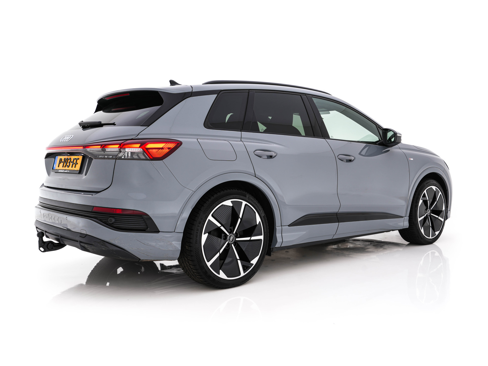 Audi Q4 e-tron 40 S-line Launch edition Competition 77 kWh [ 3-Fase-11kW ] {SOH-93%} (INCL-BTW) *HEATPUMP | LEATHER-FABRIC | SONOS-AUDIO | MATRIX-LED | ADAPTIVE-CRUISE | HEATED-SPORTSEATS | AMBIENTLIGHT | DIGI-COCKPIT | CAMERA | KEYLESS | DAB+ | NAVI-FULL