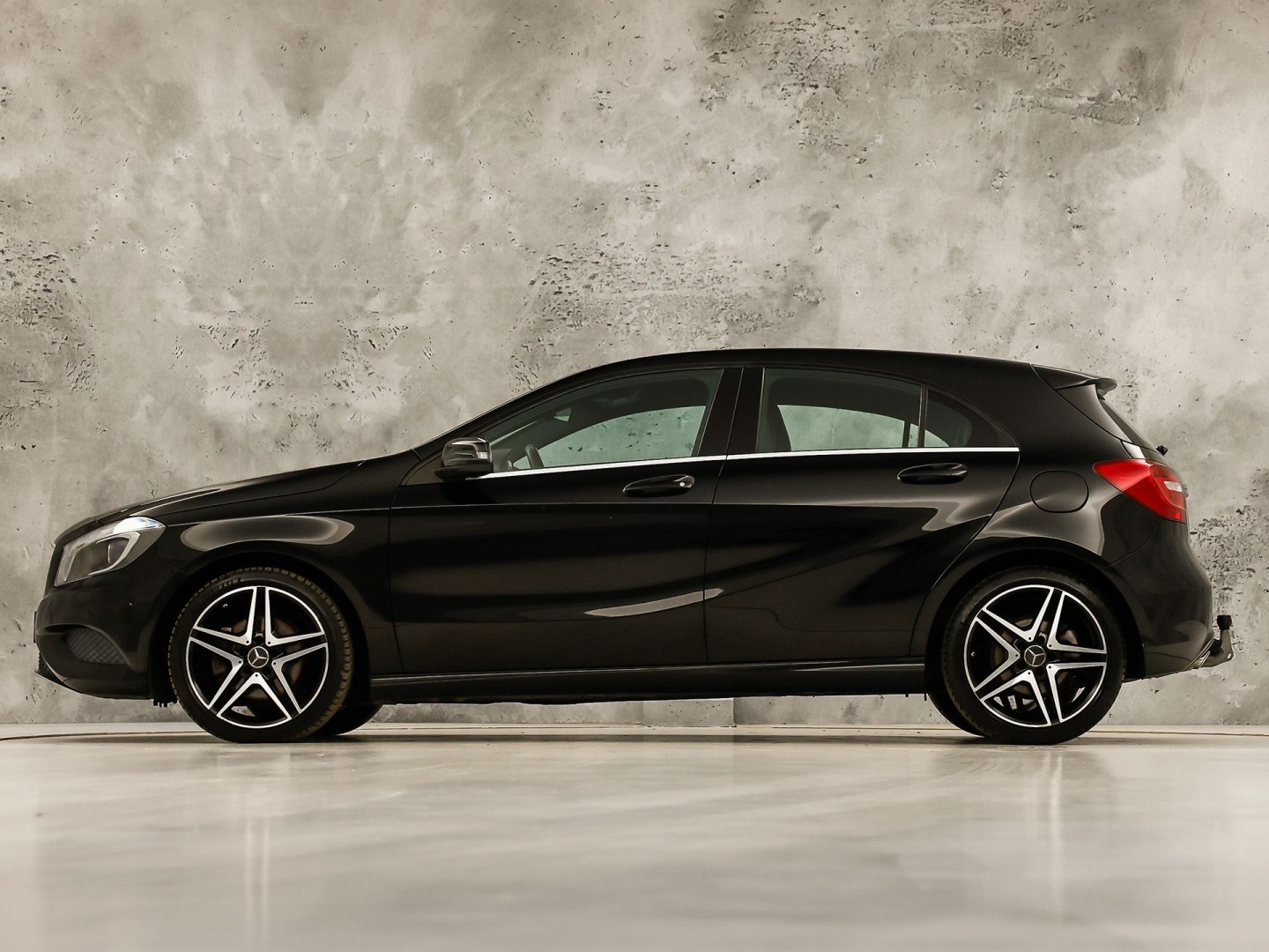Mercedes-Benz A-Klasse 180 AMG Sport Automaat (NAVIGATIE, LEDER, STOELVERWARMING, SPORTSTOELEN, ZWART HEMEL, PARKEERSENSOREN, TREKHAAK, CRUISE, NIEUWSTAAT)