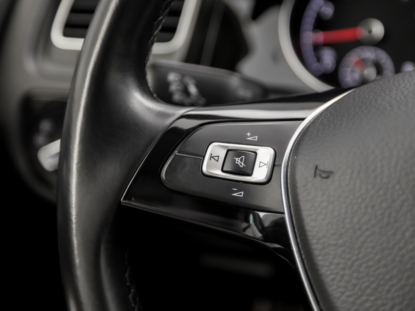 Volkswagen Golf 1.0 TSI Sportline (APPLE CARPLAY, GROOT NAVI, CLIMATE, STOELVERWARMING, SPORTSTOELEN, LM VELGEN, GETINT GLAS, PARKEERSENSOREN, NIEUWSTAAT)