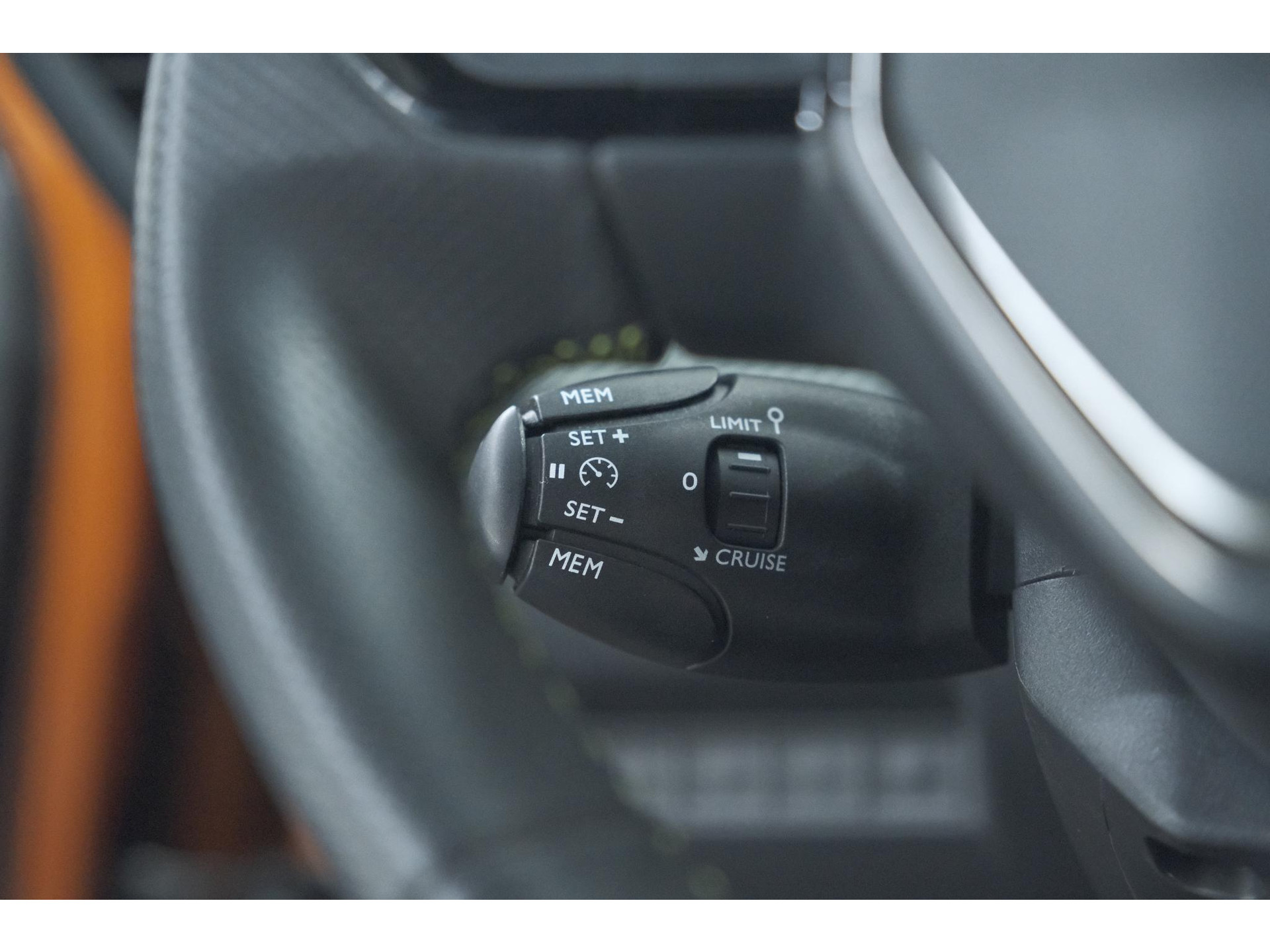 Peugeot 2008 PureTech 130 GT Pack | Leer-pakket | Camera | Dodehoekdetectie | Apple Carplay | Stoelverwarming