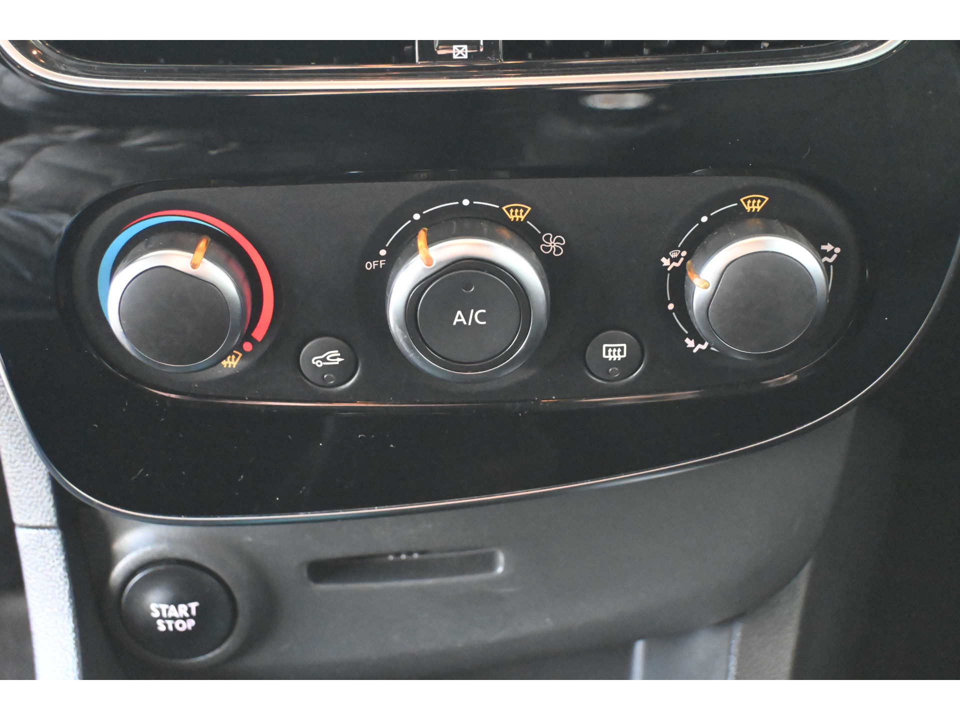 Renault Clio 1.5 dCi Limited Airco LED Navigatie Goed Onderhouden! Rijklaarprijs! Inruil Mogelijk!