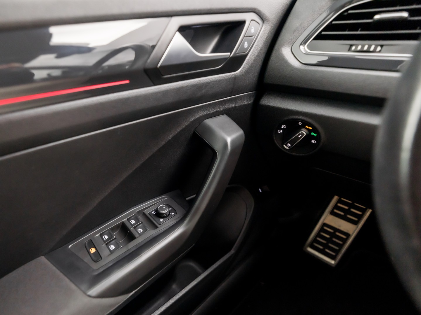 Volkswagen T-Roc 1.5 TSI Sport 150Pk (APPLE CARPLAY, GROOT NAVI, CLIMATE, STOELVERWARMING, ZWART HEMEL, LED KOPLAMPEN, SPORTSTOELEN, GETINT GLAS, ELEK ACHTERKLEP, ADAPTIVE CRUISE, NIEUWSTAAT)
