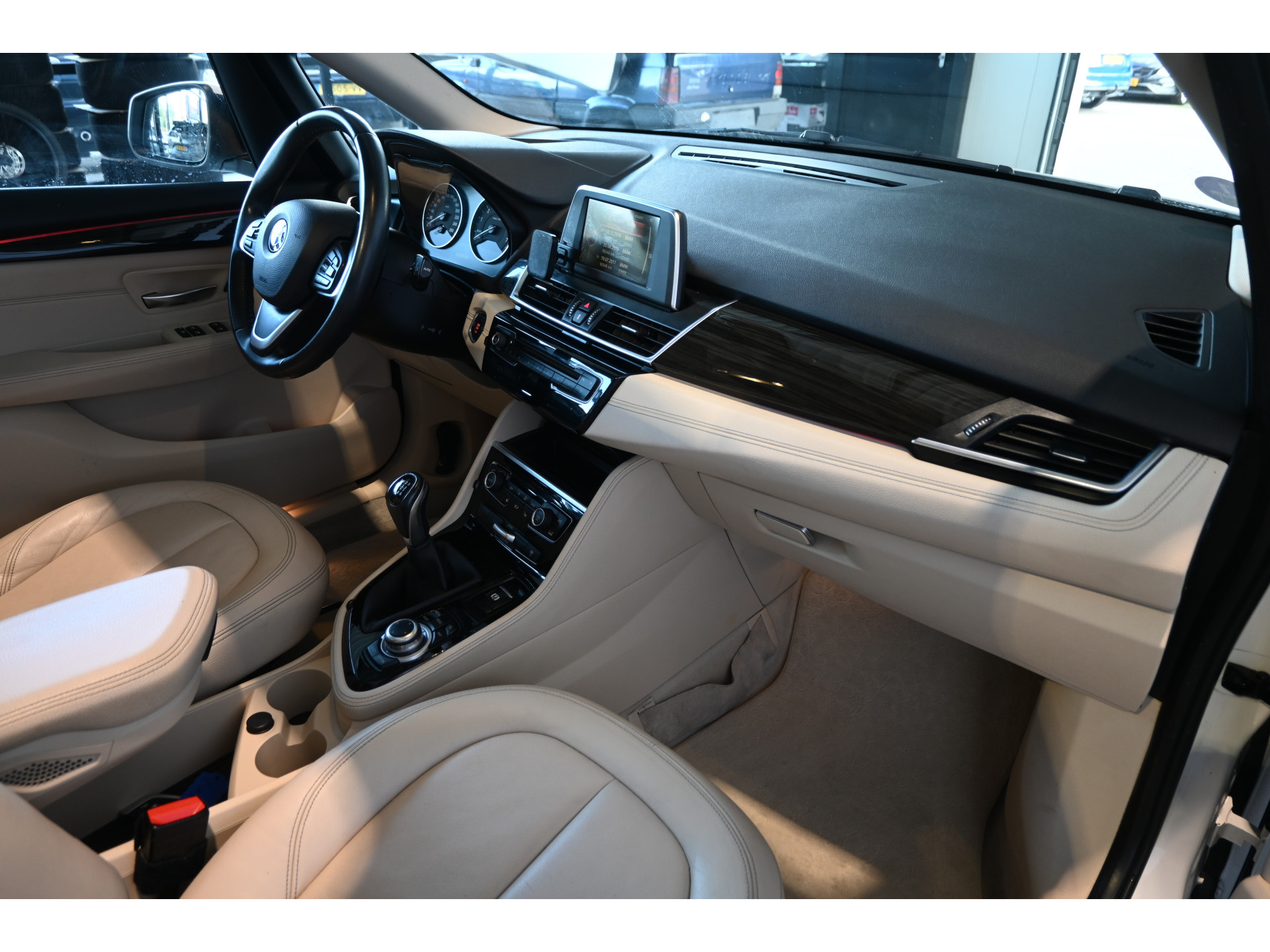 BMW 2-serie Active Tourer 218i High Executive Nap Clima Cruise Panoramadak Trekhaak PDC Navigatie LED Stoelverwarming Inruil Mogelijk!