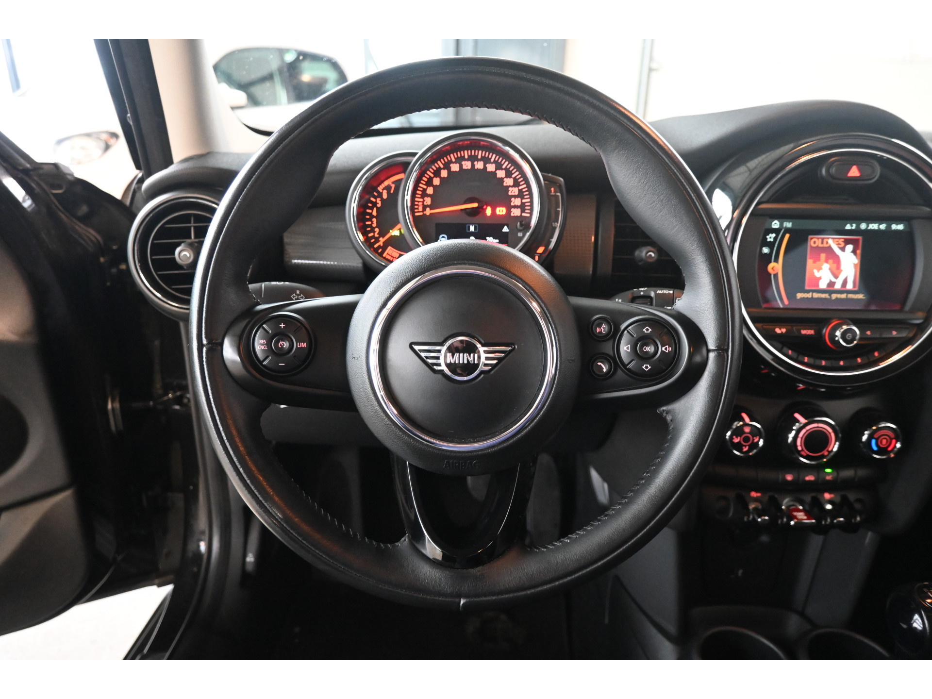 MINI Mini 1.5 Cooper Airco Navigatie LED Cruise Control Direct Leverbaar! Rijklaarprijs Inruil Mogelijk!