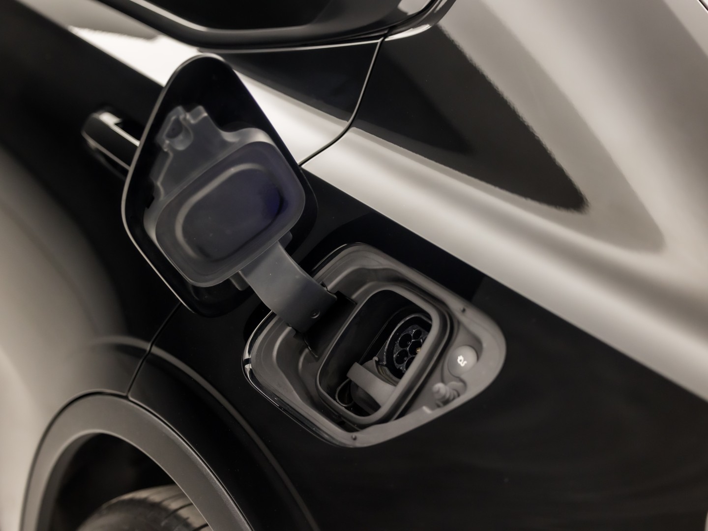 Polestar 2 Long Range Dual Motor Launch Edition 78kWh 408Pk Automaat (PANORAMADAK, HARMAN/KARDON, APPLE CARPLAY, 360 CAMERA, STOELVENTILATIE, MEMORY SEATS, GETINT GLAS, TREKHAAK, ELEK ACHTERKLEP, NIEUWSTAAT)