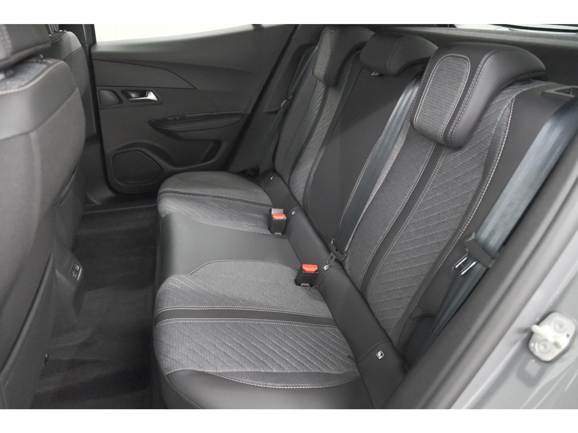 Peugeot e-2008 EV Allure 54 kWh | 11 KW Lader | Warmtepomp | Apple Carplay | Parkeersensoren