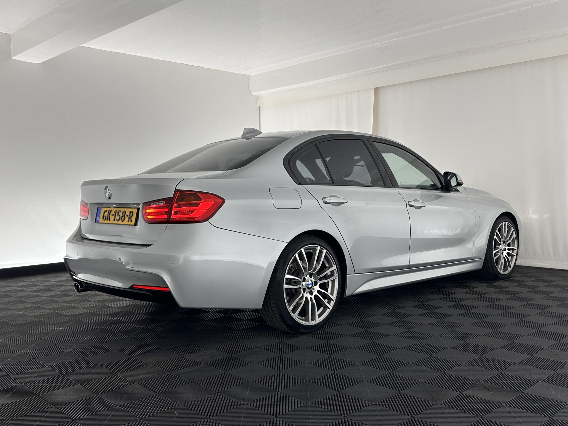 BMW 3-serie 328i High Executive M-Sport-Pack Aut *PANO | LEATHER | BI-XENON | HEATED-SPORTSEATS | SHIFT-PADDLES | HIFI-SOUND | MEMORY-PACK | KEYLESS | NAVI-FULLMAP | ECC | PRIVACY-GLASS | PDC | CRUISE | 19''ALU*