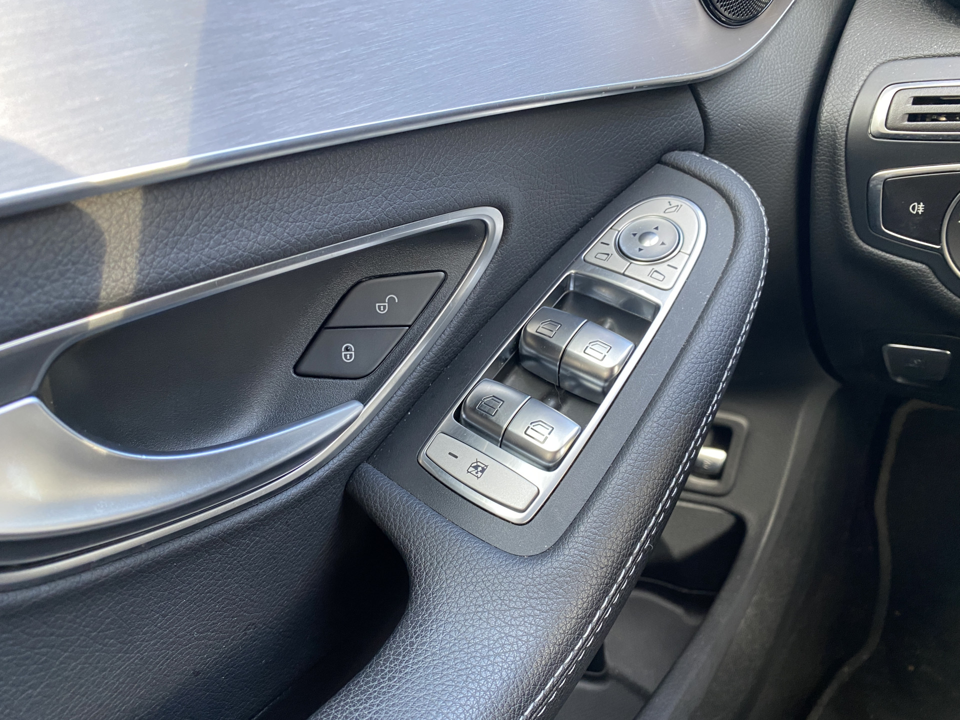 Mercedes-Benz C-klasse 180 Business Solution AMG AUT. | dealer onderhouden | panoramadak | night pakket | navigatie | NL auto