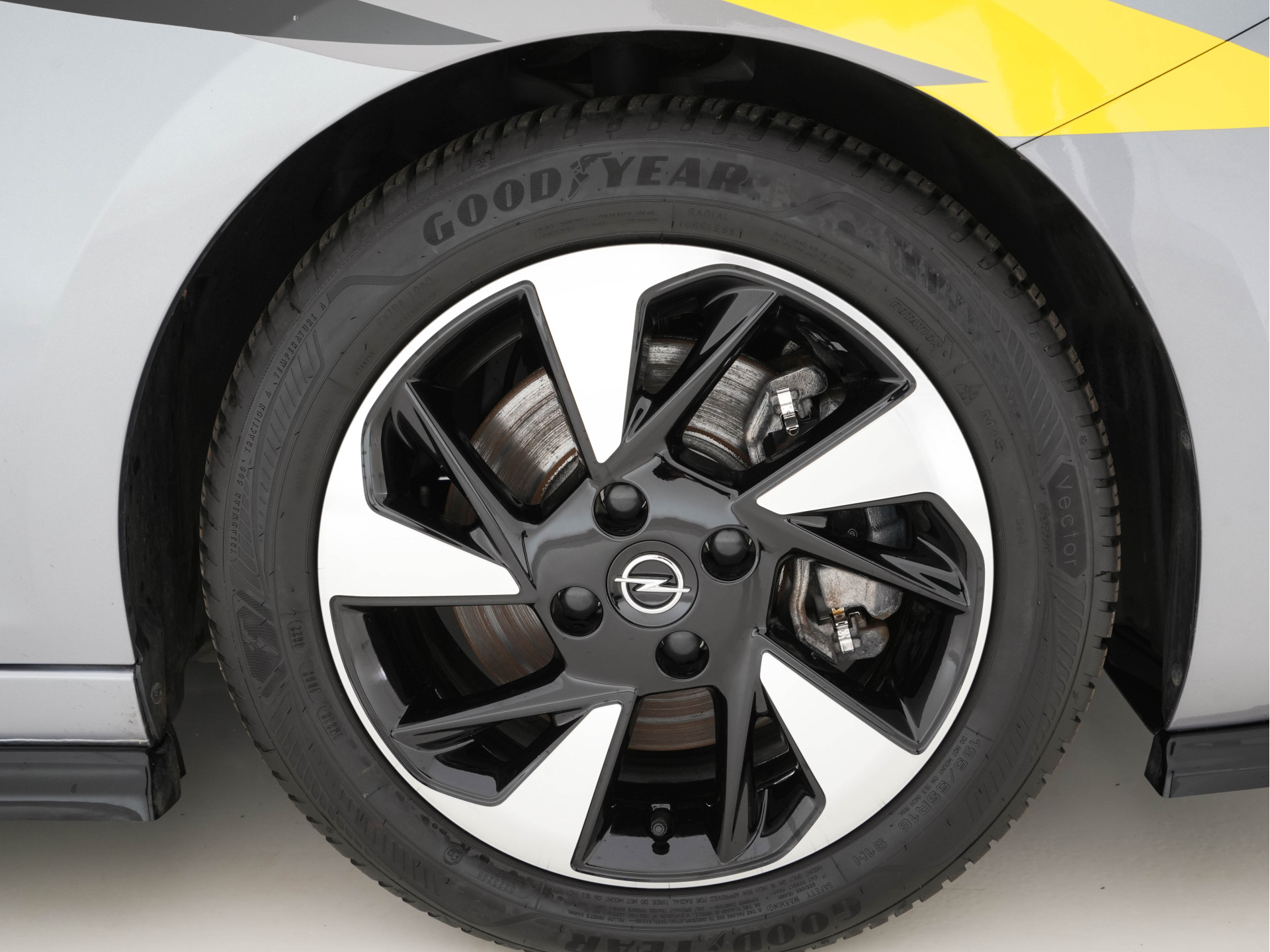 Opel Corsa-e GS-Line Bitter-Edition 50 kWh [ 3-Fase ] (INCL-BTW) Aut.* HEATPUMP | LEATHER-MICROFIBRE | ADAPTIVE-CRUISE | CARPLAY | CCS-FASTLOADER | FULL-LED | HEATED-SPORTSEATS | DAB+ | ECC | LANE-ASSIST | CAMERA | PDC | DIGI-COCKPIT | 17 "ALU*