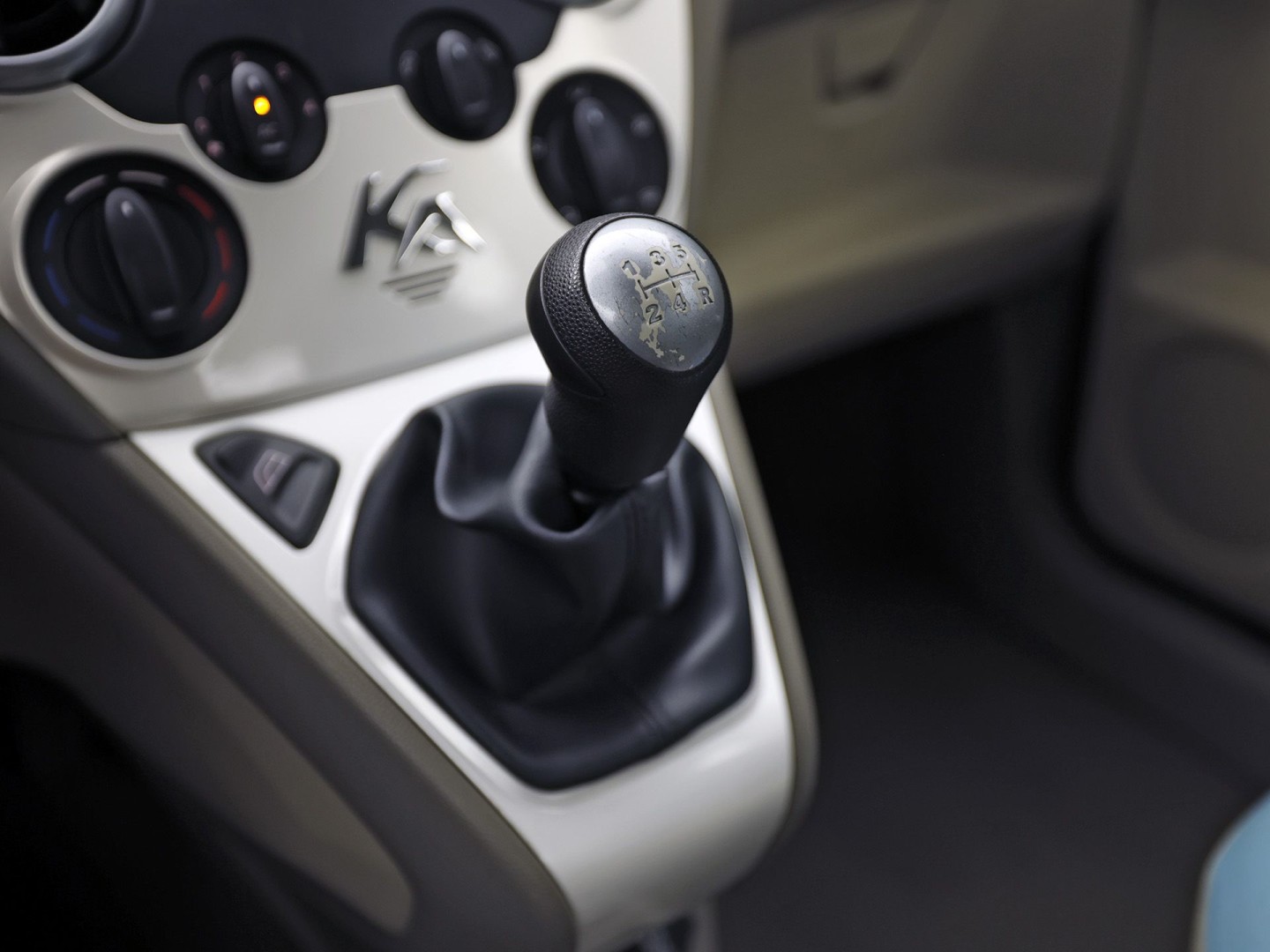 Ford Ka 1.2 Titanium (AIRCO, RADIO, SPORTSTOELEN, ELEK RAMEN, NIEUWE APK, NIEUWSTAAT)