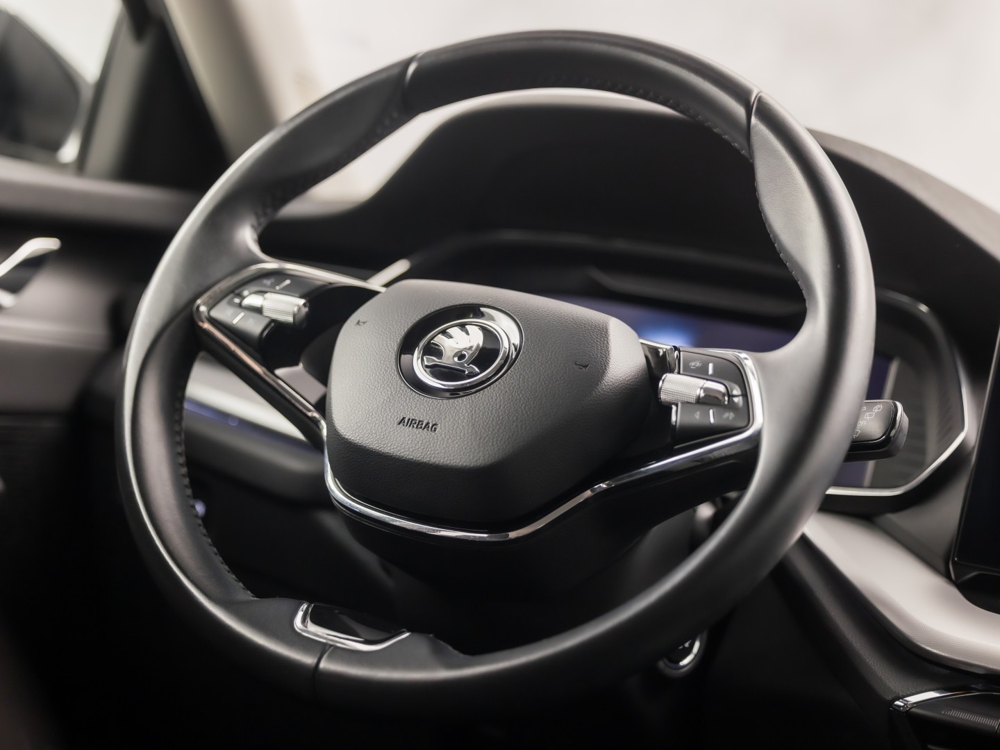 ŠKODA Octavia Combi 1.4 TSI iV PHEV Sport 218Pk Automaat (VIRTUAL COCKPIT, APPLE CARPLAY, GROOT NAVI, CAMERA, STOELVERWARMING, SPORTSTOELEN, GETINT GLAS, CRUISE, NIEUWE APK, NIEUWSTAAT)