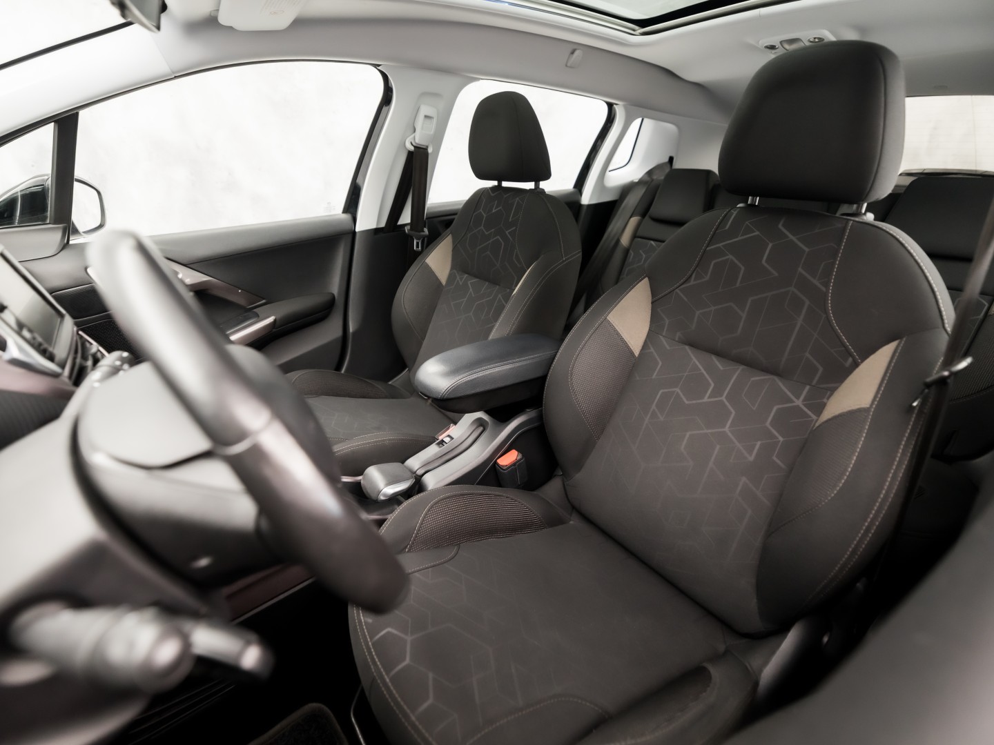 Peugeot 2008 1.2 VTi Sport (PANORAMADAK, NAVIGATIE, PARKEERSENSOREN, SPORTSTOELEN, CRUISE, NIEUWE APK, NIEUWSTAAT)