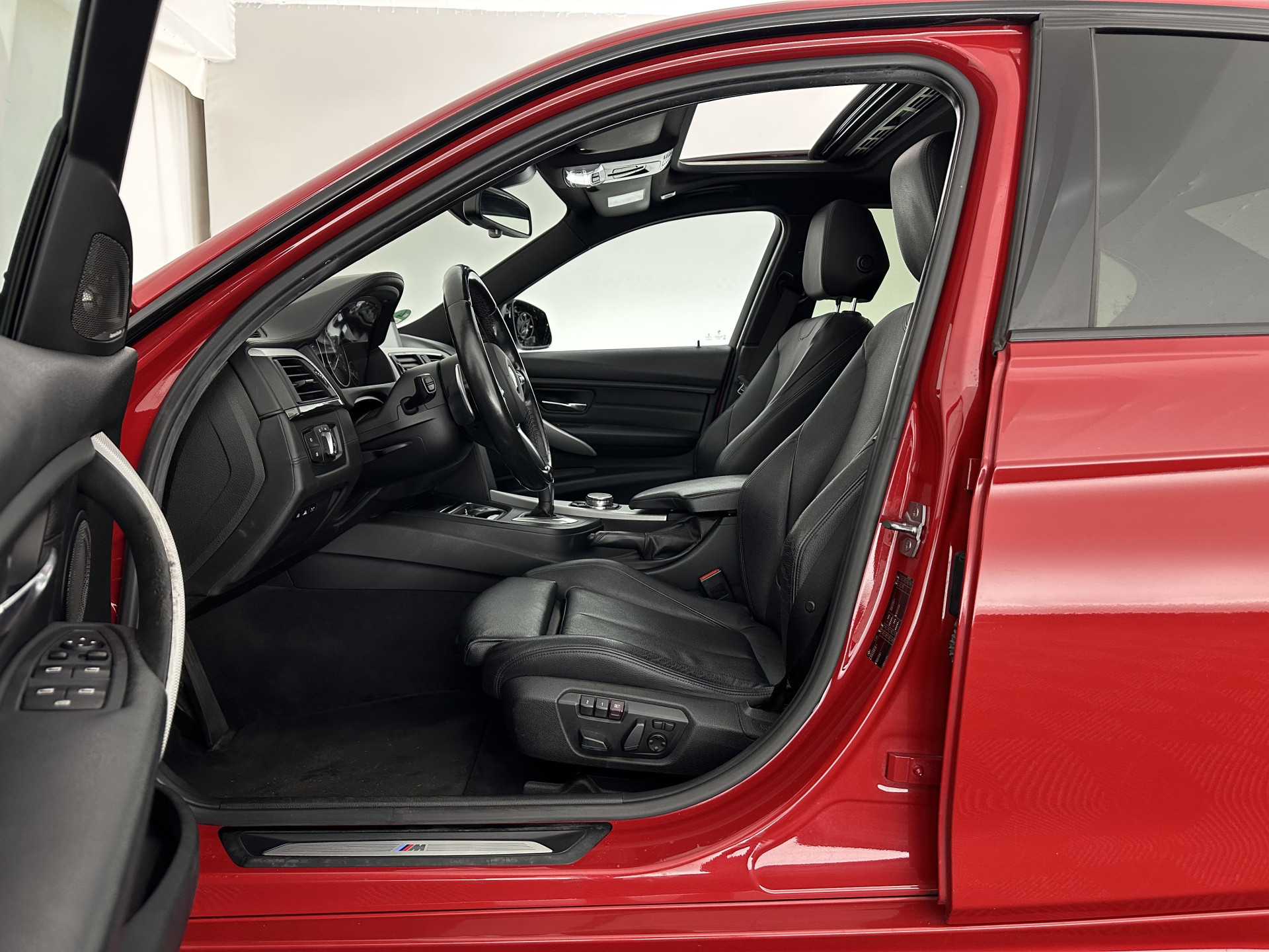 BMW 3-serie 330d M-Sportpack High Executive Aut. *PANO | LEATHER | XENON | ADAPTIVE-CRUISE | HARMAN/KARDON | MEMORY-PACK | BLINDSPOT | HEATED-SPORTSEATS | CAMERA | DAB | KEYLESS | ECC | HEAD-UP | PDC | SHIFTPADDLES | TOWBAR |  18''ALU