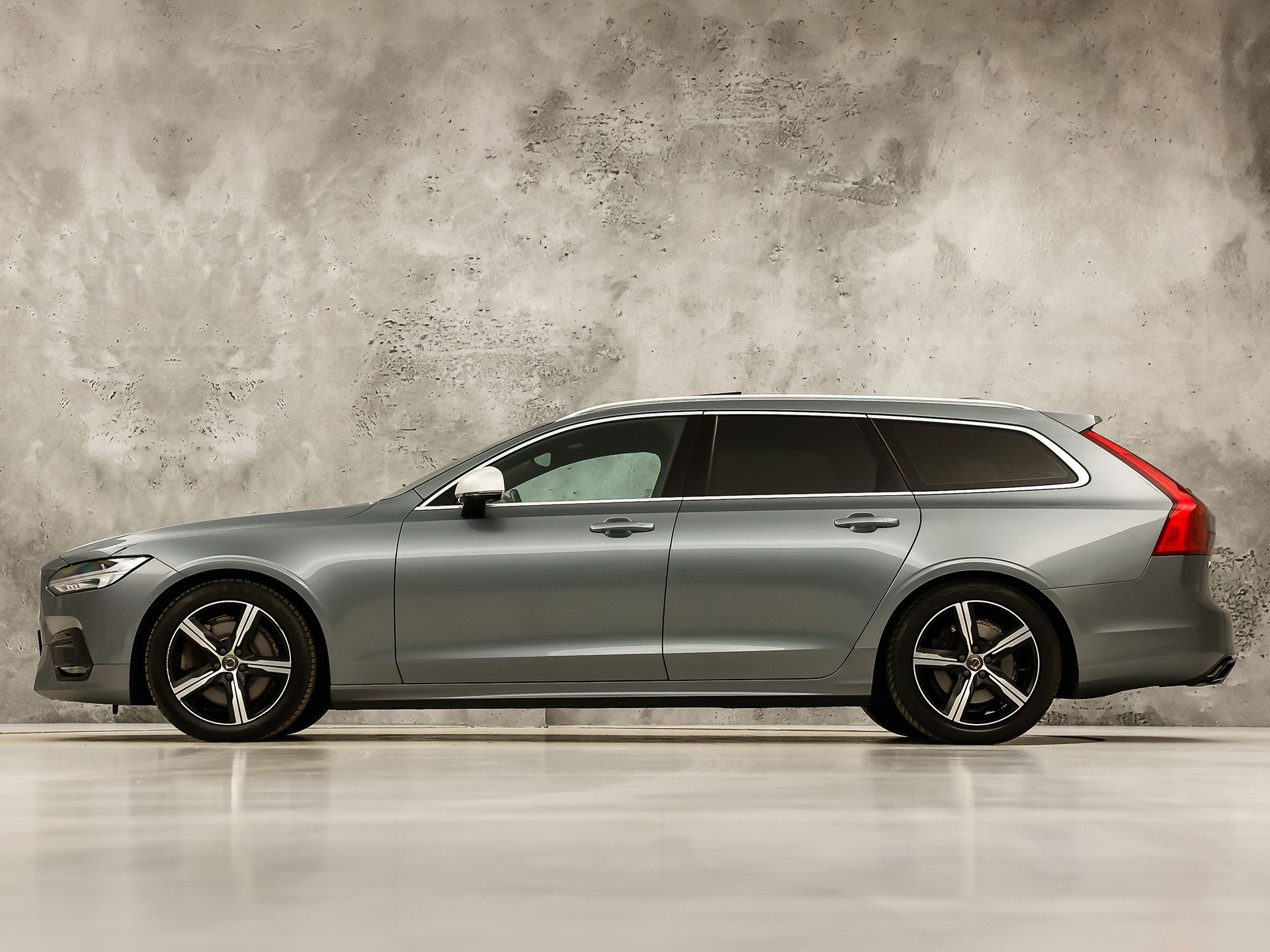 Volvo V90 2.0 T4 R-Design Automaat 190Pk (PANORAMADAK, HARMAN/KARDON, MEMORY SEATS, APPLE CARPLAY, GETINT GLAS, CAMERA, STOELVERWARMING, LEDER, NIEUWE APK, NIEUWSTAAT)