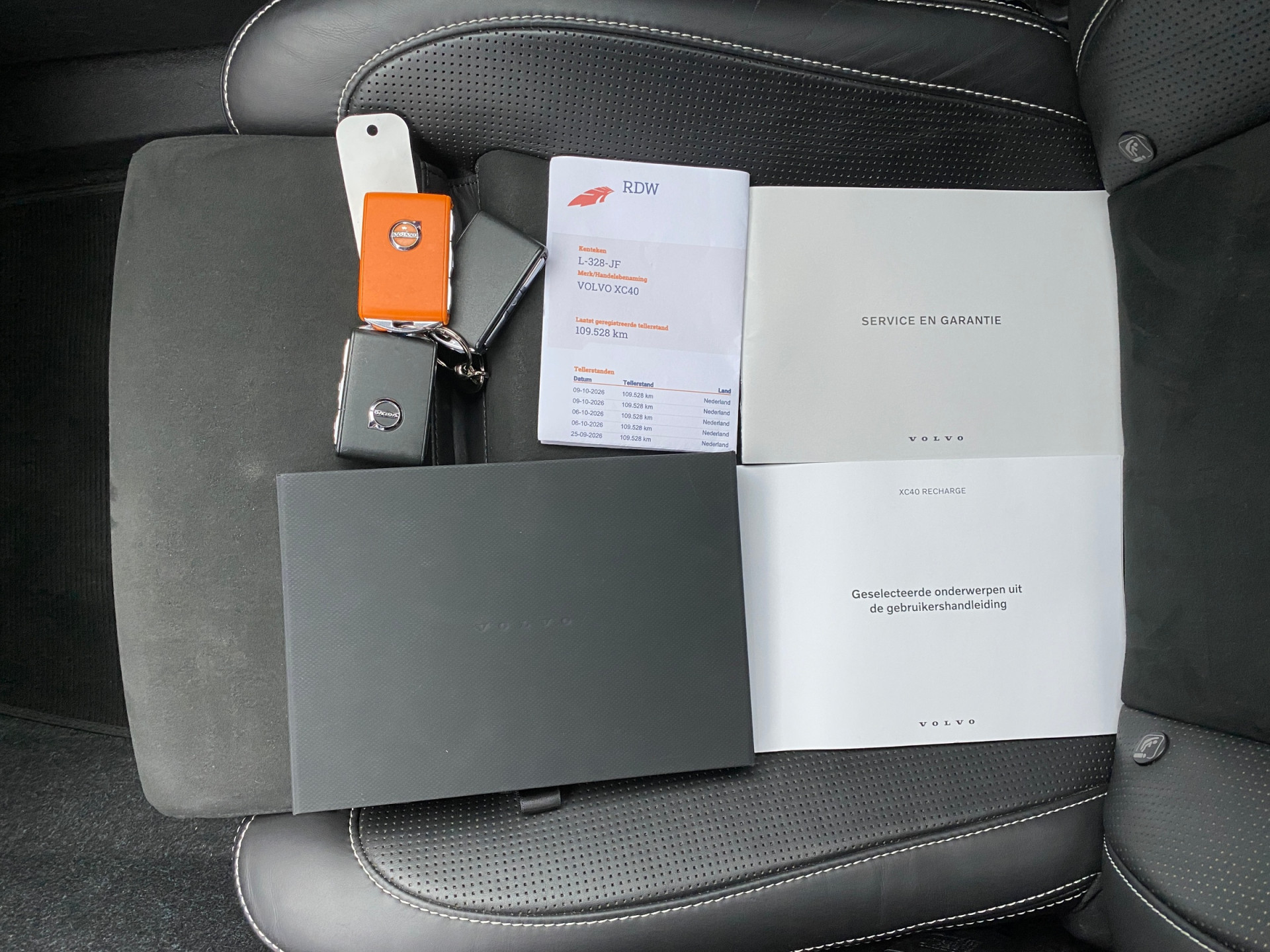 Volvo XC40 Recharge P8 AWD R-Design 408 pk | apple carplay | stoel-stuurverwarming | leder-alcantara | elektr. a. klep | BTW