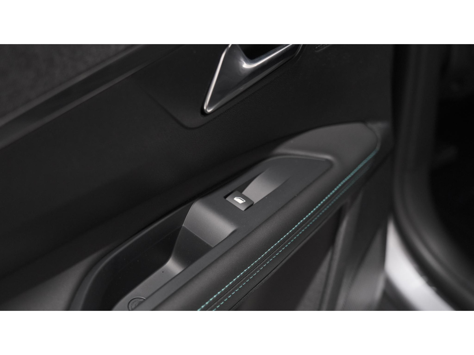 Peugeot 5008 PureTech 130 EAT8 Allure Pack Business | 7 Zitplaatsen | Camera | Dodehoekdetectie | Navigatie | Elektronische Achterklep