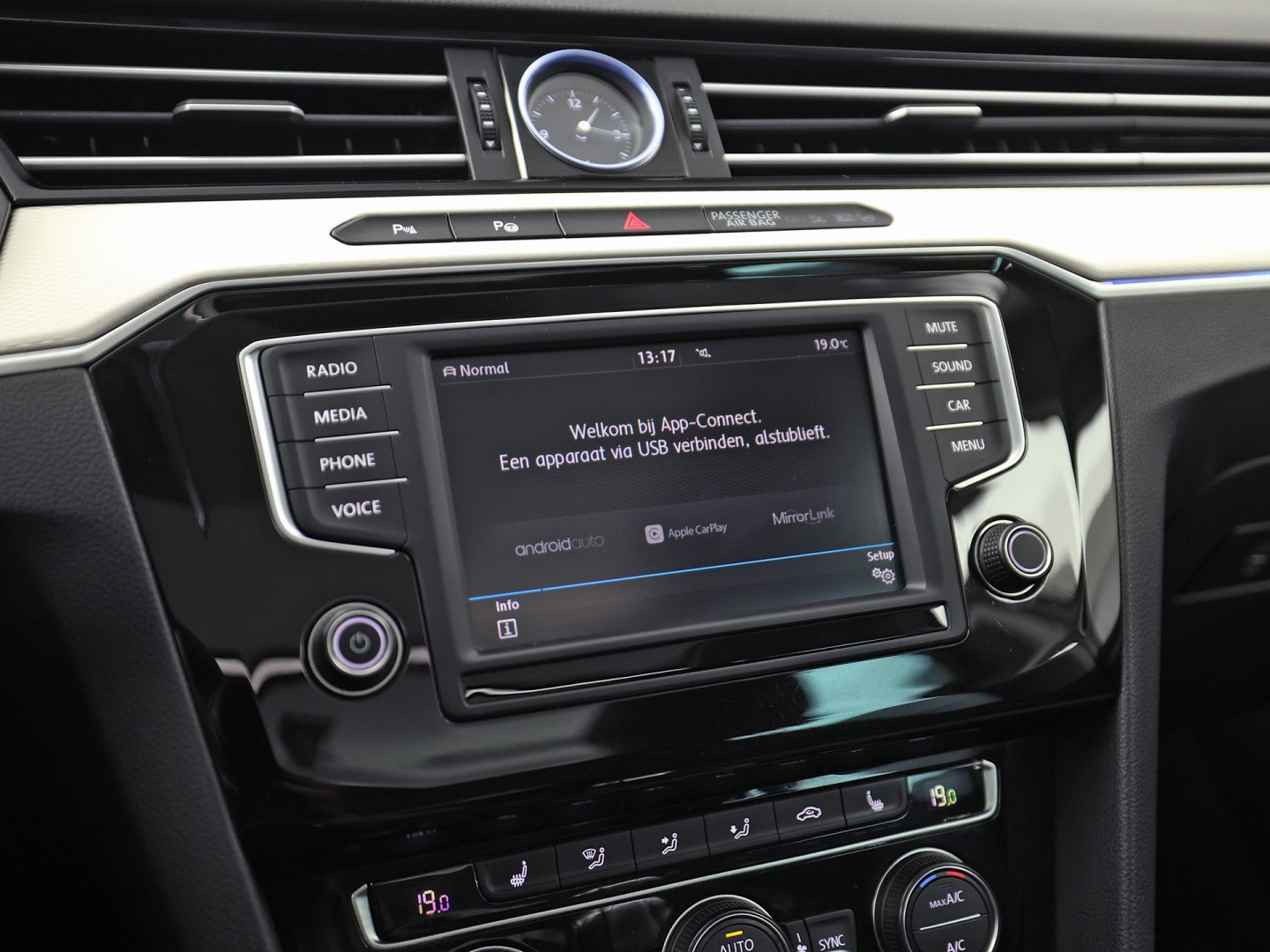 Volkswagen Passat Variant 1.4 TSI GTE HighLine Sport Automaat (PANORAMADAK, APPLE CARPLAY, SOH 77,9%, GROOT NAVI, CAMERA, TREKHAAK, KEYLESS, SPORTSTOELEN, STOELVERWARMING, GETINT GLAS, NIEUWSTAAT)