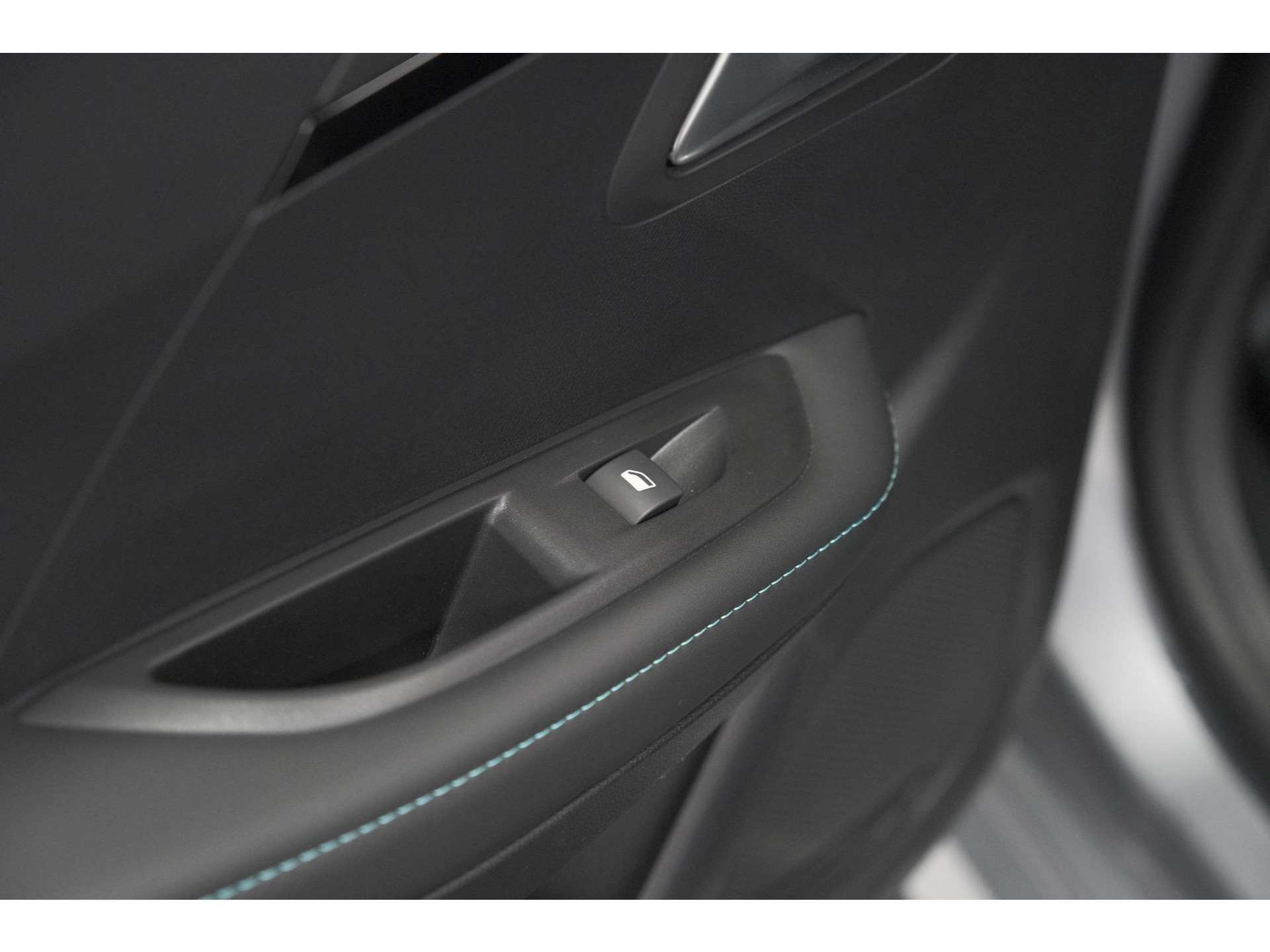 Peugeot 208 PureTech 100 EAT8 Allure | Adaptieve Cruise control |  Camera | Parkeersensoren voor + achter | Navigatie | Apple Carplay