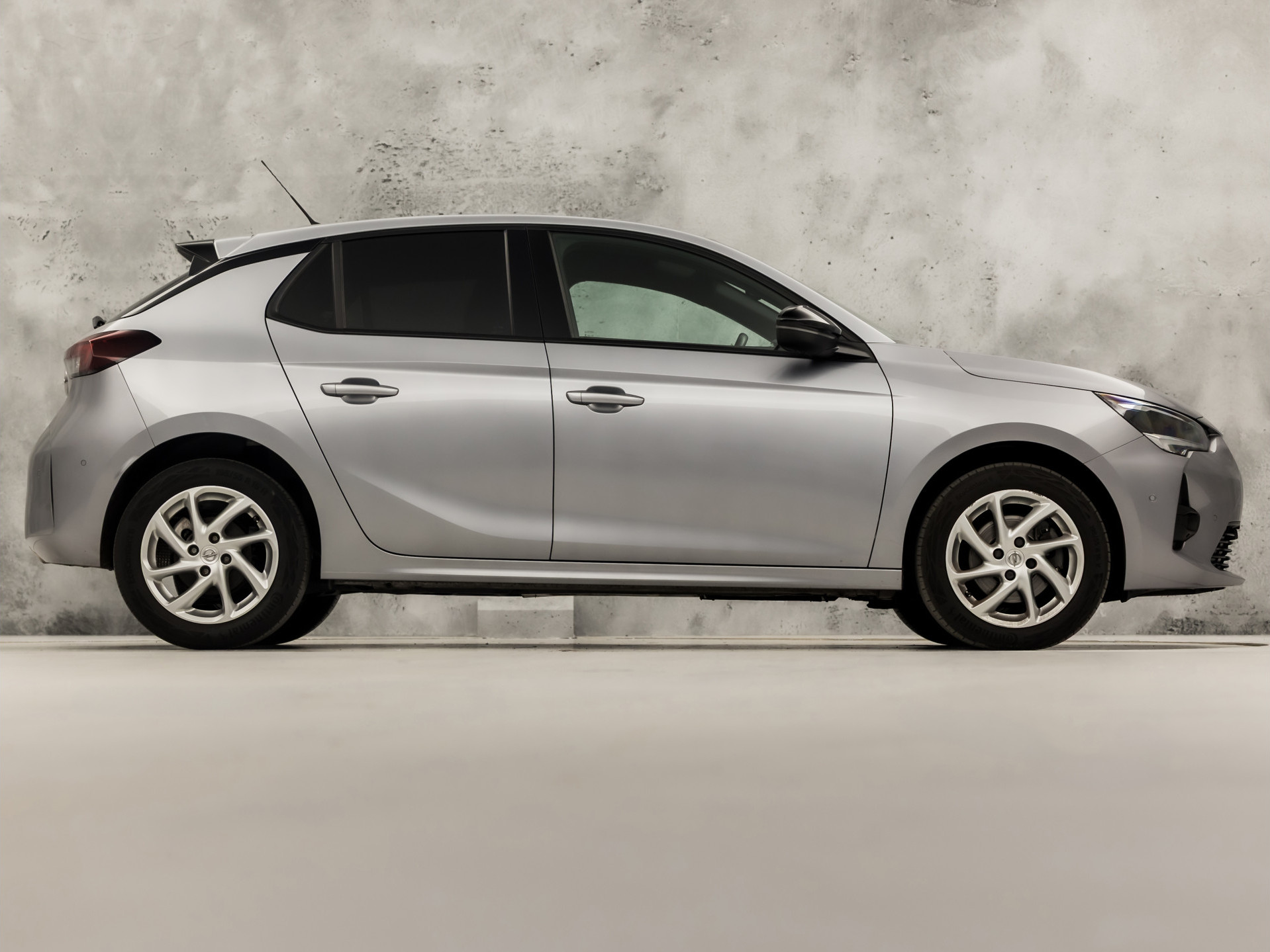 Opel Corsa 1.2 GS Line (VIRTUAL COCKPIT, APPLE CARPLAY, GROOT NAVI, 360 CAMERA, GETINT GLAS, SPORTSTOELEN, CRUISE, LANE ASSIST, NIEUWSTAAT)