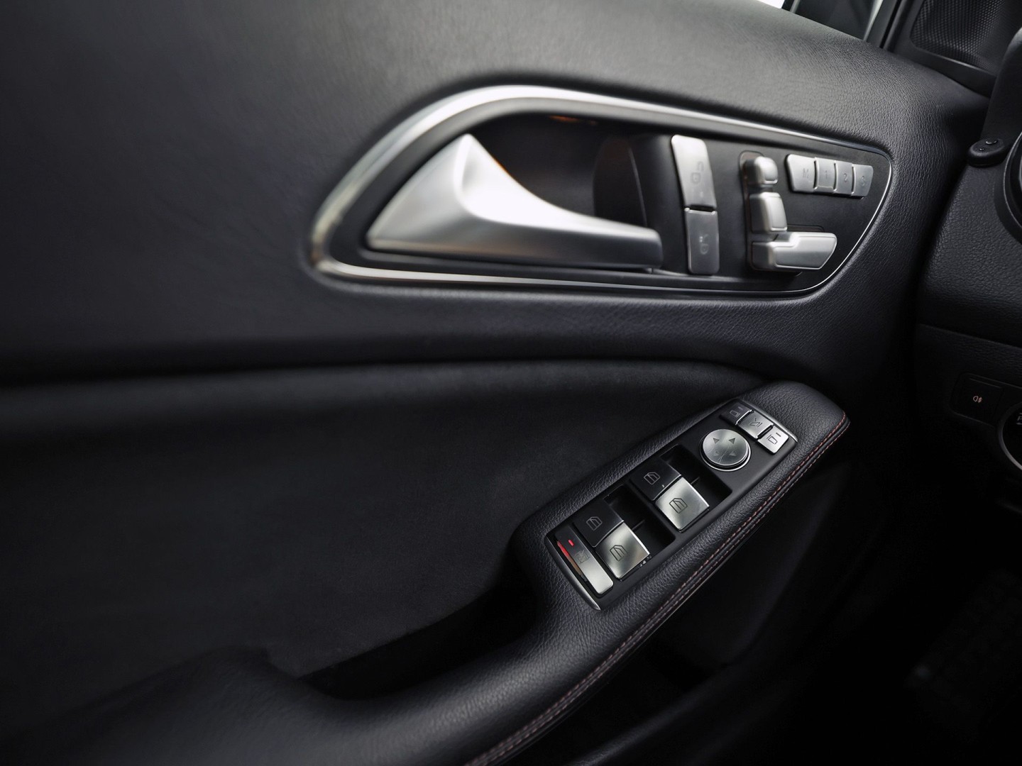 Mercedes-Benz GLA AMG 45 4MATIC Automaat 360Pk (PANORAMAKDAK, NAVIGATIE, MEMORY SEATS, KUIPSTOELEN, STOELVERWARMING, SPOILER, NIEUWE APK, NIEUWSTAAT)