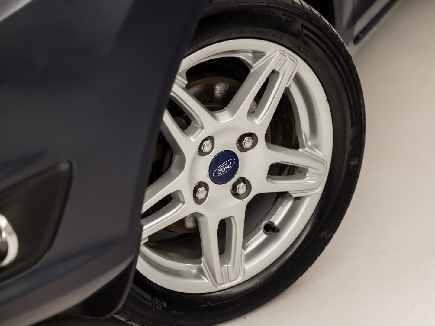 Ford Fiesta 1.0 EcoBoost Titanium Sport 101Pk (NAVIGATIE, 1e EIGENAAR, CLIMATE, STOELVERWARMING, SPORTSTOELEN, GETINT GLAS, CRUISE, PARKEERSENSOREN, TREKHAAK, LM VELGEN, NIEUWSTAAT)