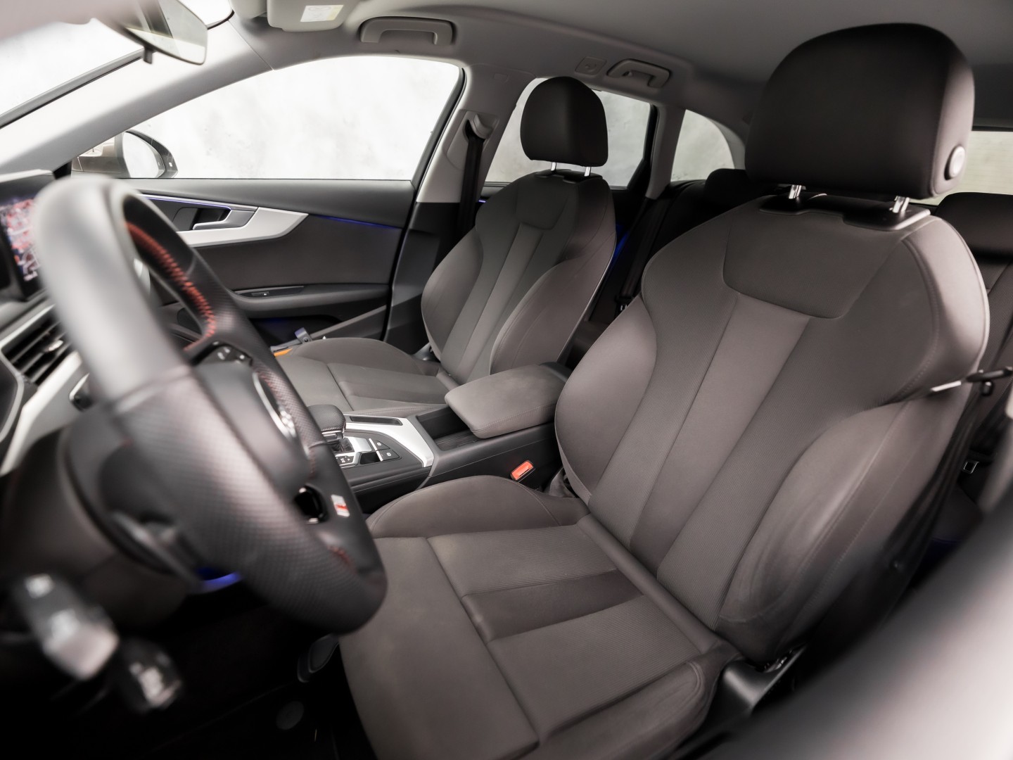 Audi A4 Avant 2.0 TFSI S-Line Sport 190Pk Automaat (NAVIGATIE, SFEERVERLICHTING, PLAT S-LINE SPORTSTUUR, GETINT GLAS, SPORTSTOELEN, CAMERA, TREKHAAK, NIEUWE APK, NIEUWSTAAT)