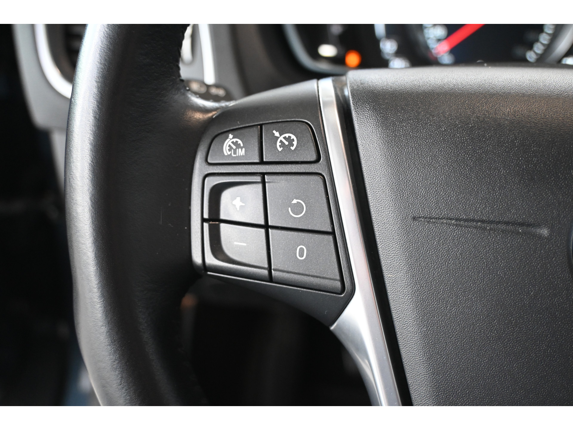 Volvo V40 2.0 T2 Momentum Nap Clima Cruise control Trekhaak Navigatie Stoelverwarming Goed onderhouden! Inruil Mogelijk!