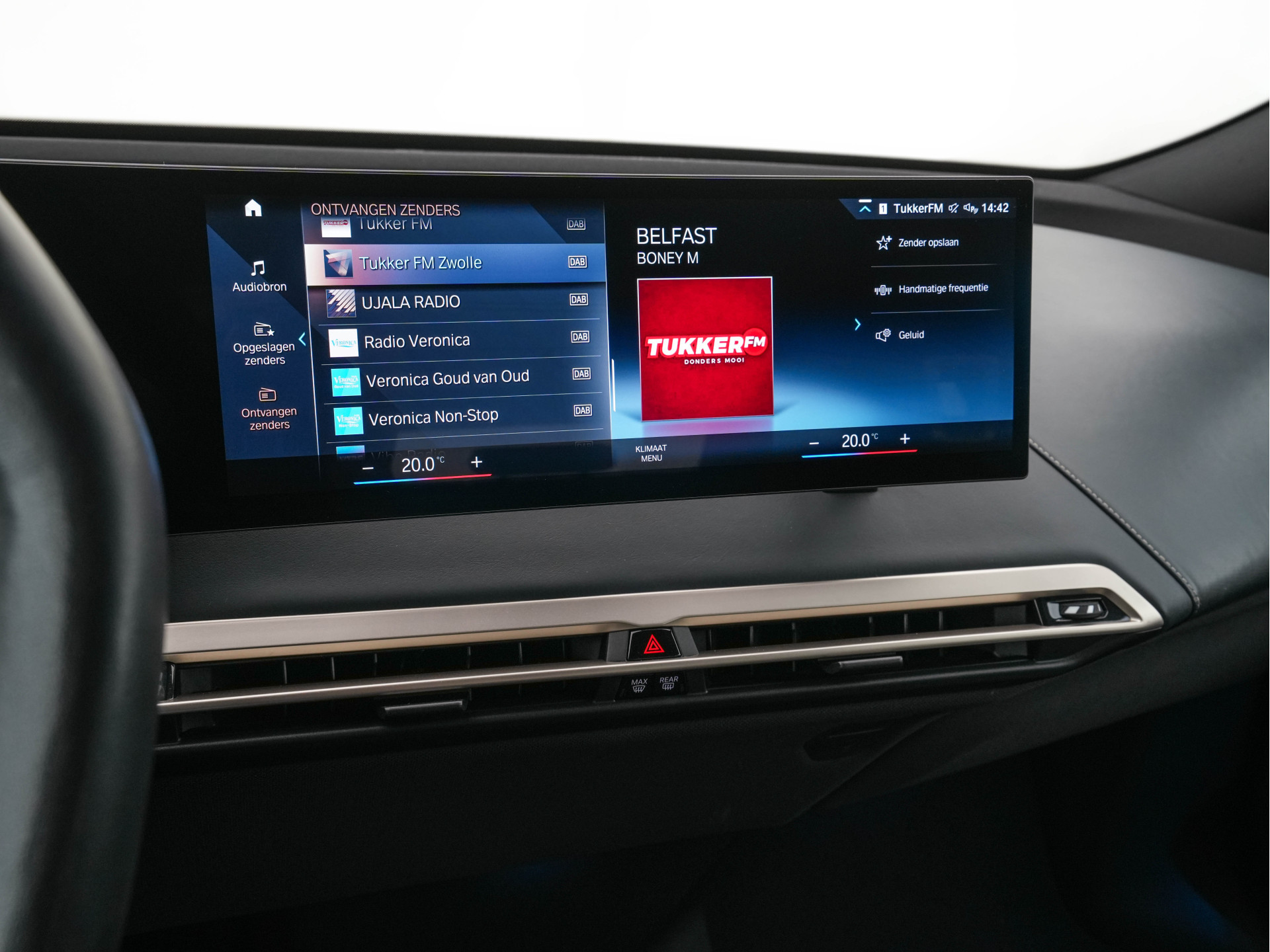 BMW iX xDrive40 High Executive 77 kWh ( 3-Fase ) {SOH-100%} (INCL-BTW) Aut. *PANO | HEAD-UP | HARMAN/KARDON-SURROUND | SOFT-CLOSE | DAB+ | DIGI-COCKPIT | HEATED-COMFORTSEATS | FULL-LED | CARPLAY | TOWBAR | AMBIENT-LIGHT | TOPVIEW | MEMORY-PACK |