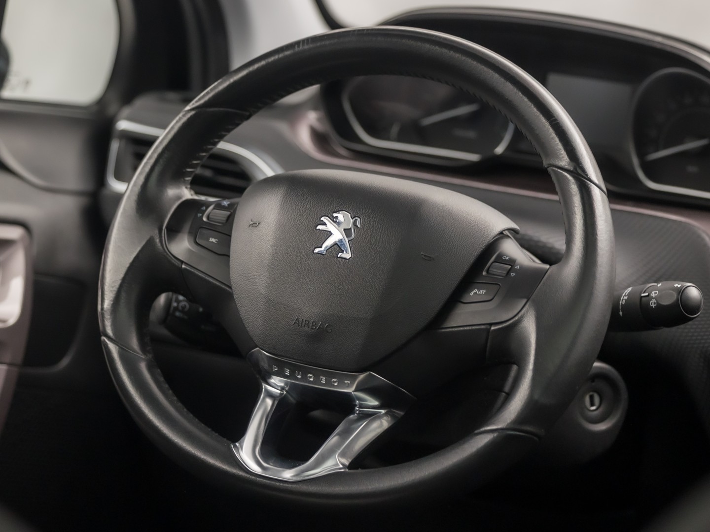 Peugeot 2008 1.2 VTi Sport (PANORAMADAK, NAVIGATIE, PARKEERSENSOREN, SPORTSTOELEN, CRUISE, NIEUWE APK, NIEUWSTAAT)