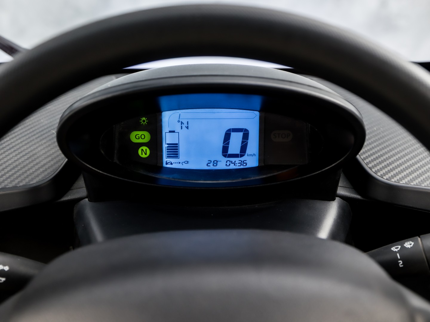 Renault Twizy Life (45 KMH, BROMMER KENTEKEN, ZWART LEDER, PARKEERSENSOREN, SPORTSTOEL, NIEUWSTAAT)