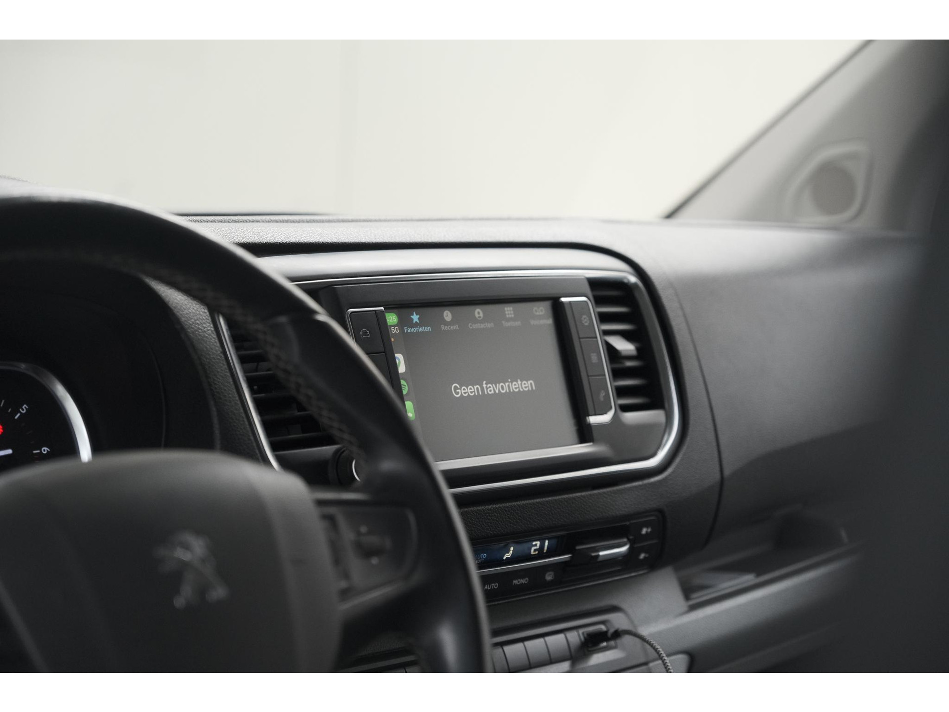 Peugeot Expert 2.0 BlueHDI 180 Automaat Standard Premium | Standkachel | Trekhaak | Head-Up Display | Camera | Apple Carplay | Laadruimte Betimmering
